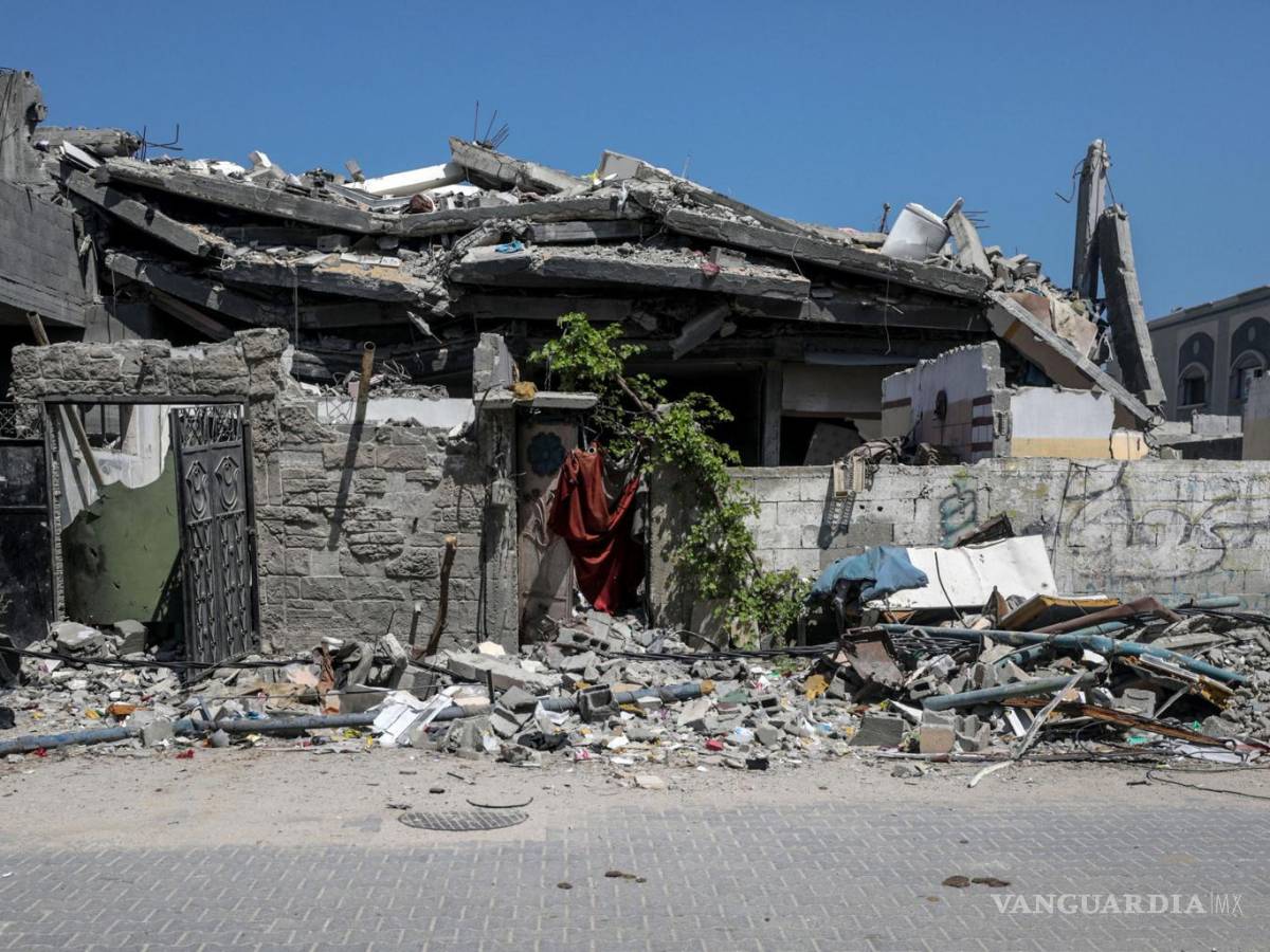$!Vista de un edificio destruido tras un ataque aéreo israelí en el campo de refugiados de Al Nuseirat, en el centro de la Franja de Gaza.