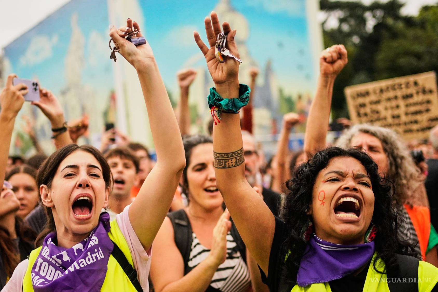 $!Unas personas alzan llaves en señal de protesta durante una manifestación para exigir leyes más estrictas que protejan a los inquilinos en Madrid, España, el sábado 3 de octubre de 2026.