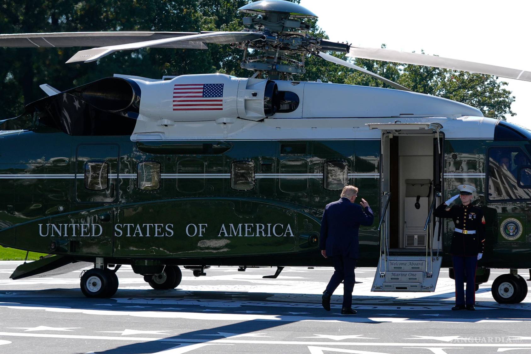$![El presidente Donald Trump camina para abordar el Marine One en el Jardín Sur de la Casa Blanca, el martes de octubre]