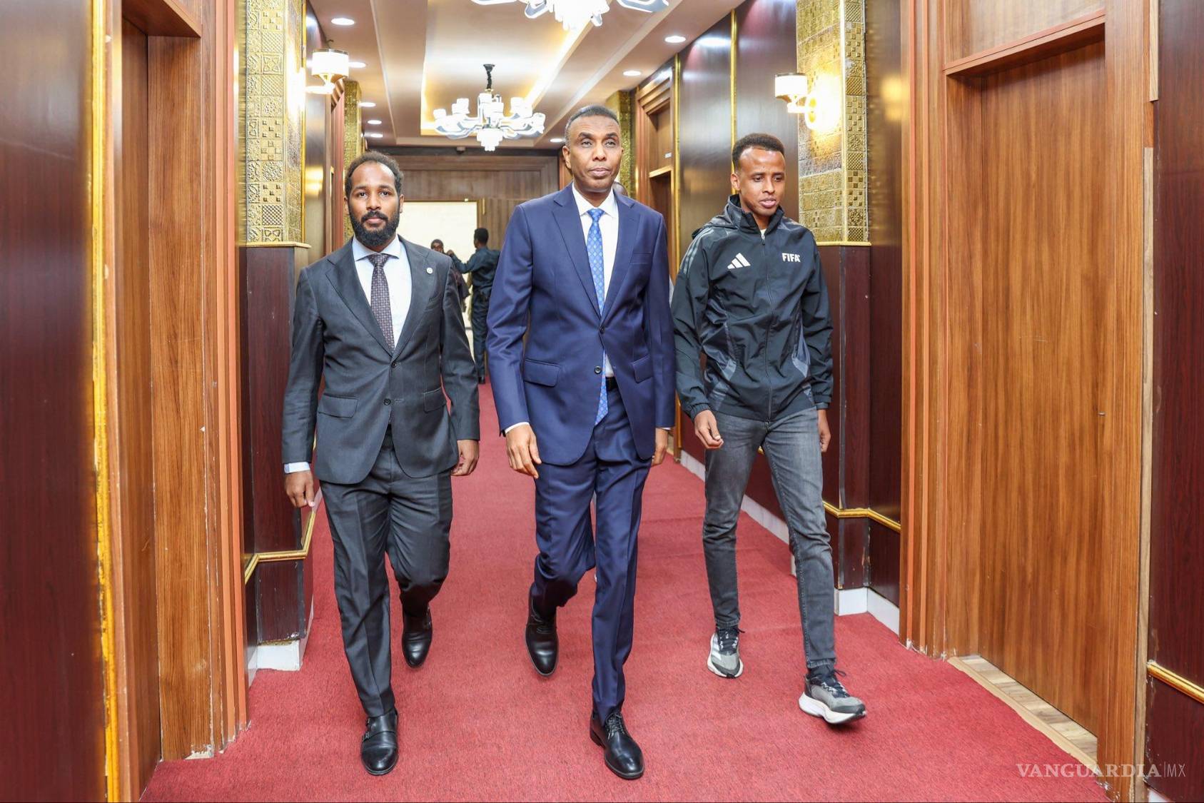 $!El árbitro somalí Omar Abdulkadir Artan, cuya entrada a Estados Unidos fue denegada la semana pasada cuando iba a participar en el Mundial de fútbol, es recibido este miércoles por el primer ministro somalí, Hamza Abdi Barre.