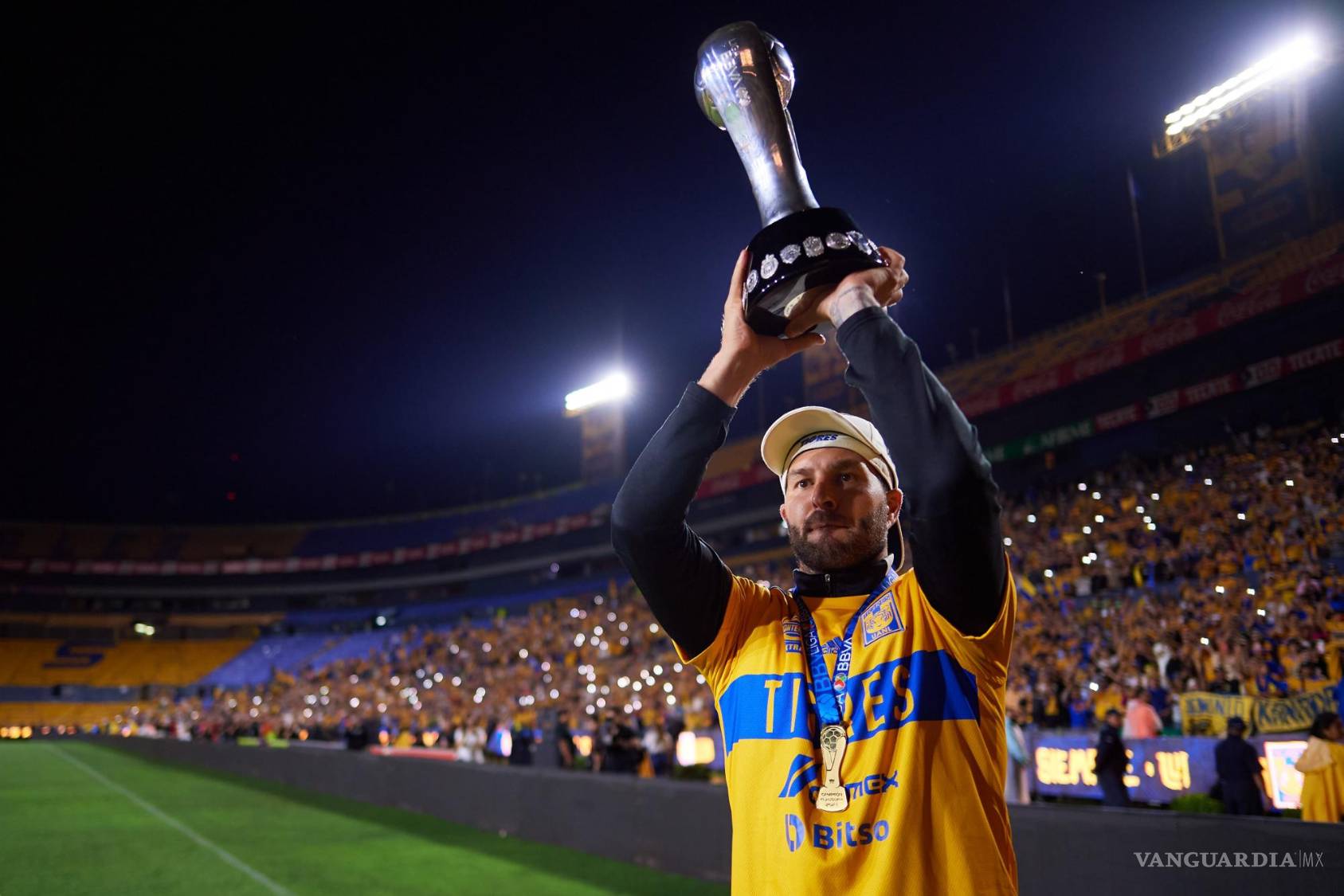 $!André-Pierre Gignac se mostró agradecido con los aficionados que se dieron cita en el Universitario.