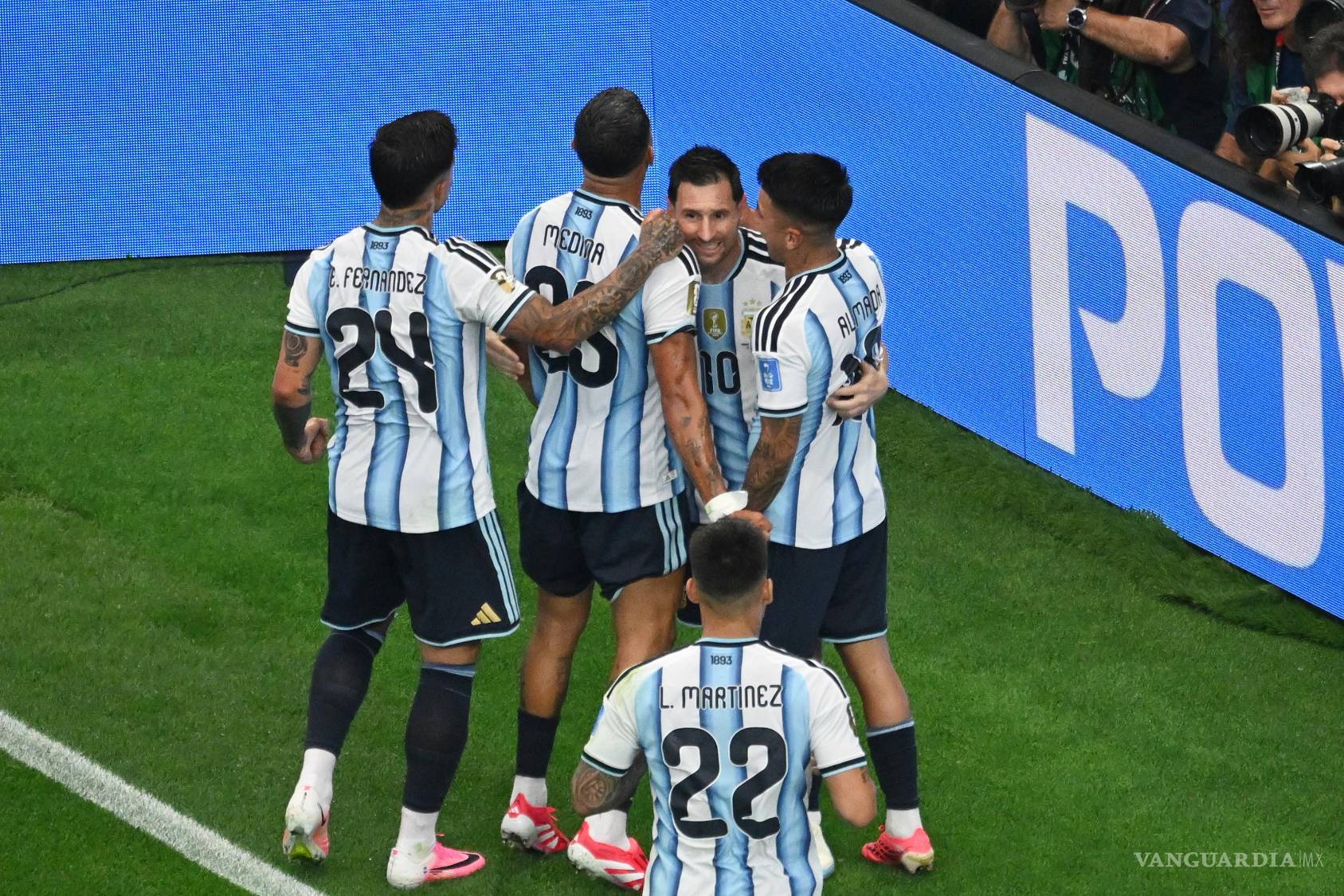 $!Leo Messi celebra con sus compañeros el 1-0 frente a Austria.