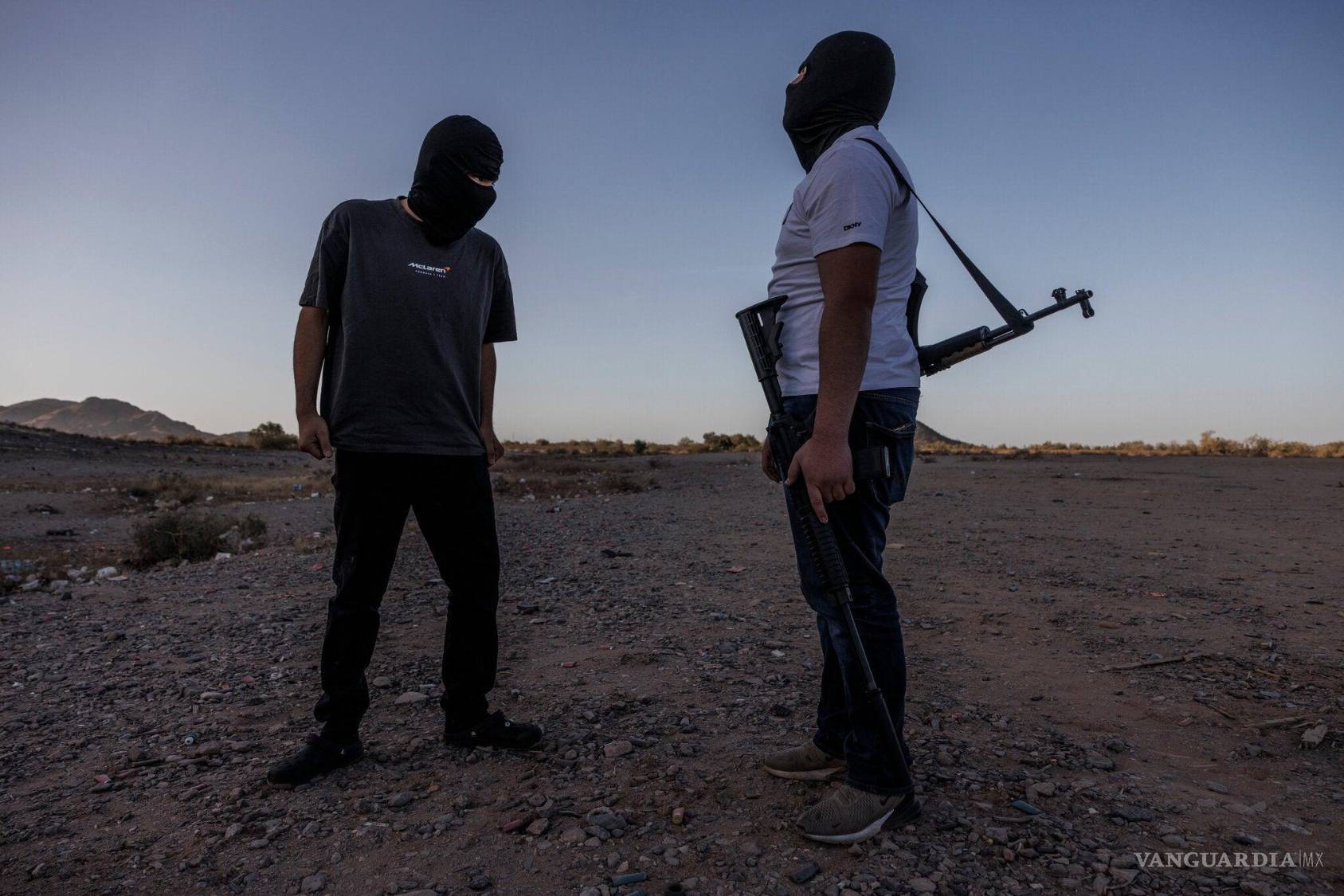 $!Dos adolescentes estadounidenses traficantes de armas conocidos como El Flaco (I) y Chuy, en el desierto a las afueras de Phoenix, donde dispararon rifles.