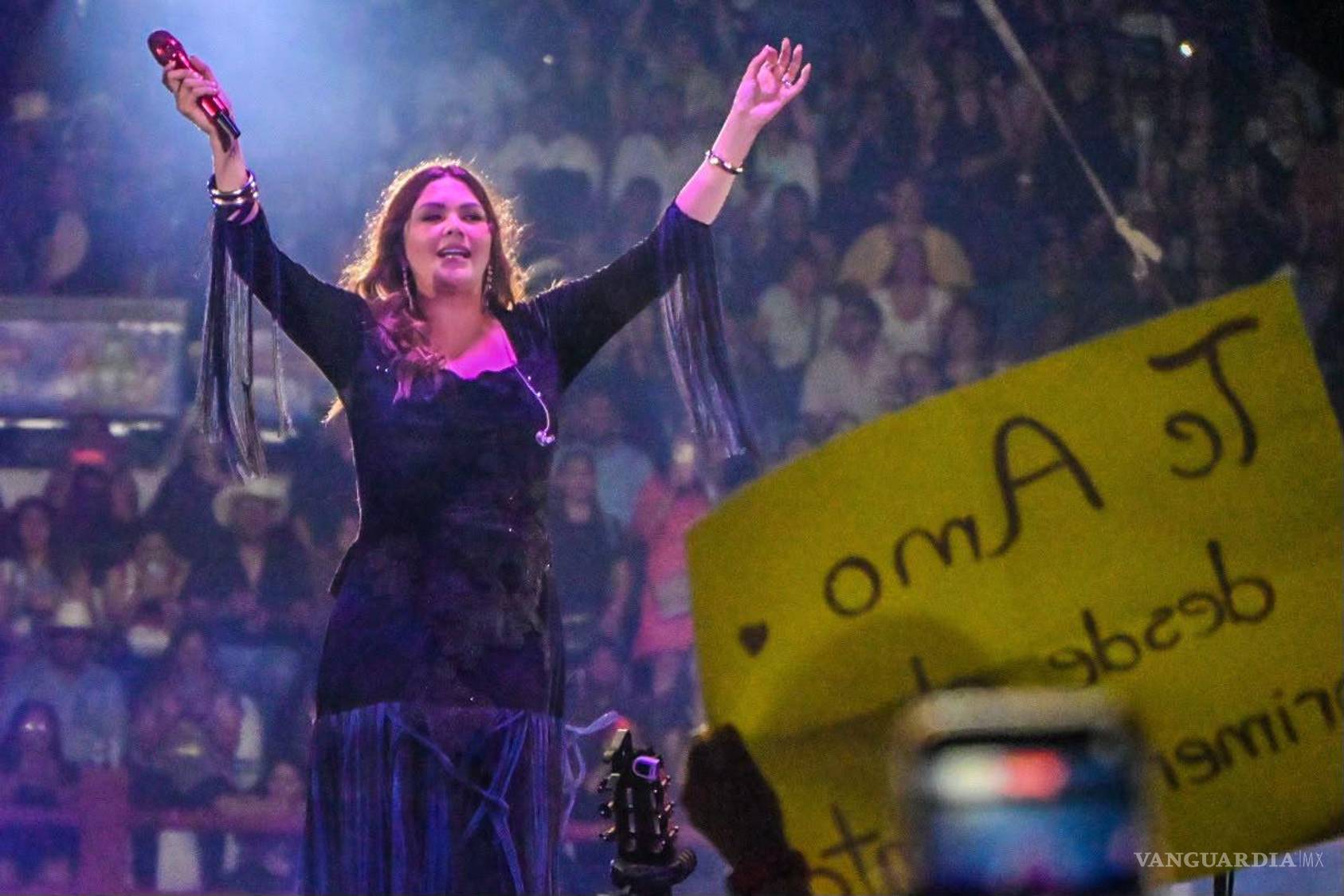 $!Yuridia cerró la cartelera musical con un concierto que congregó a miles de personas en San Buenaventura.
