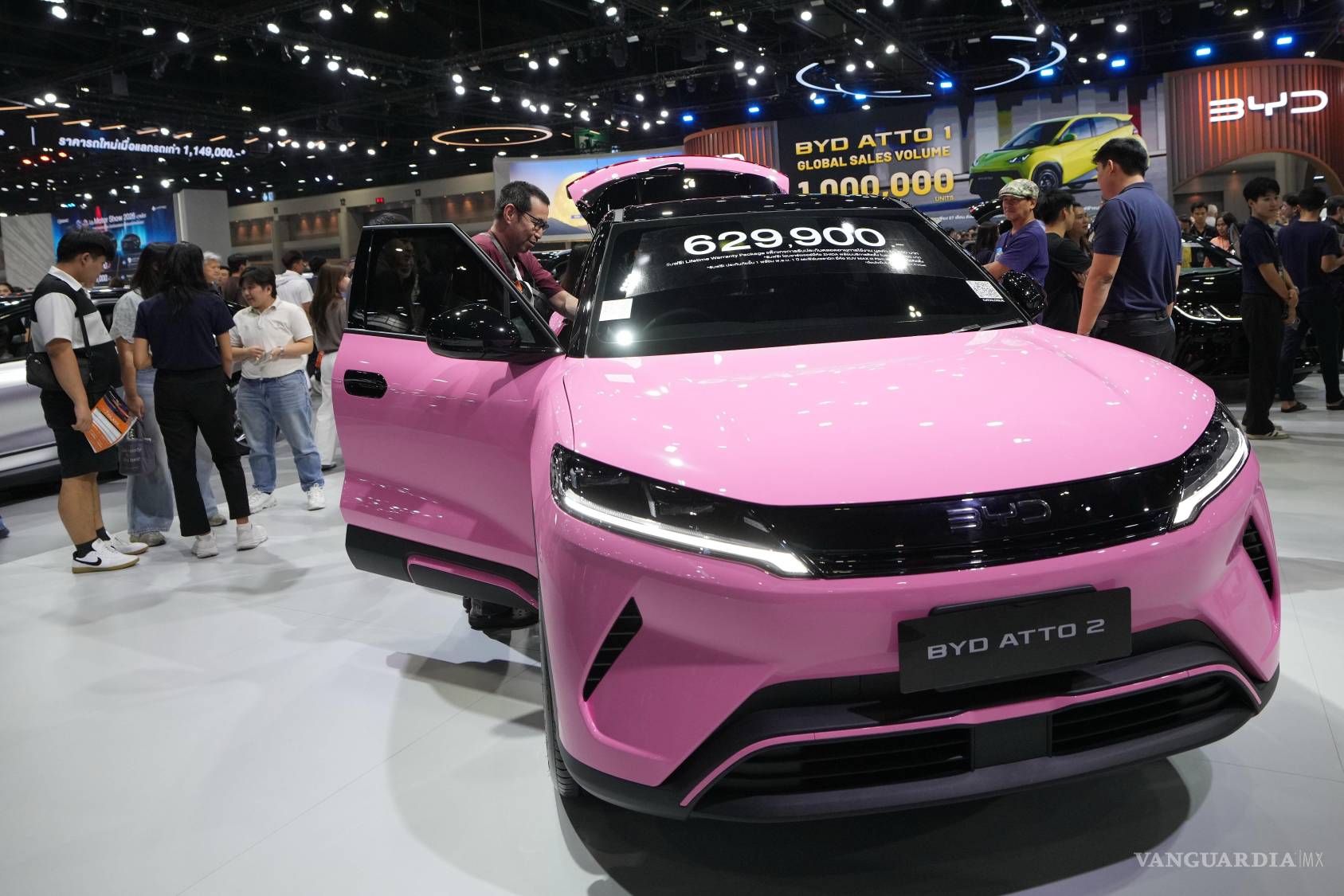 $!El vehículo eléctrico ATTO2 de BYD se exhibe durante el Salón del Automóvil de Bangkok en Nonthaburi, Tailandia.