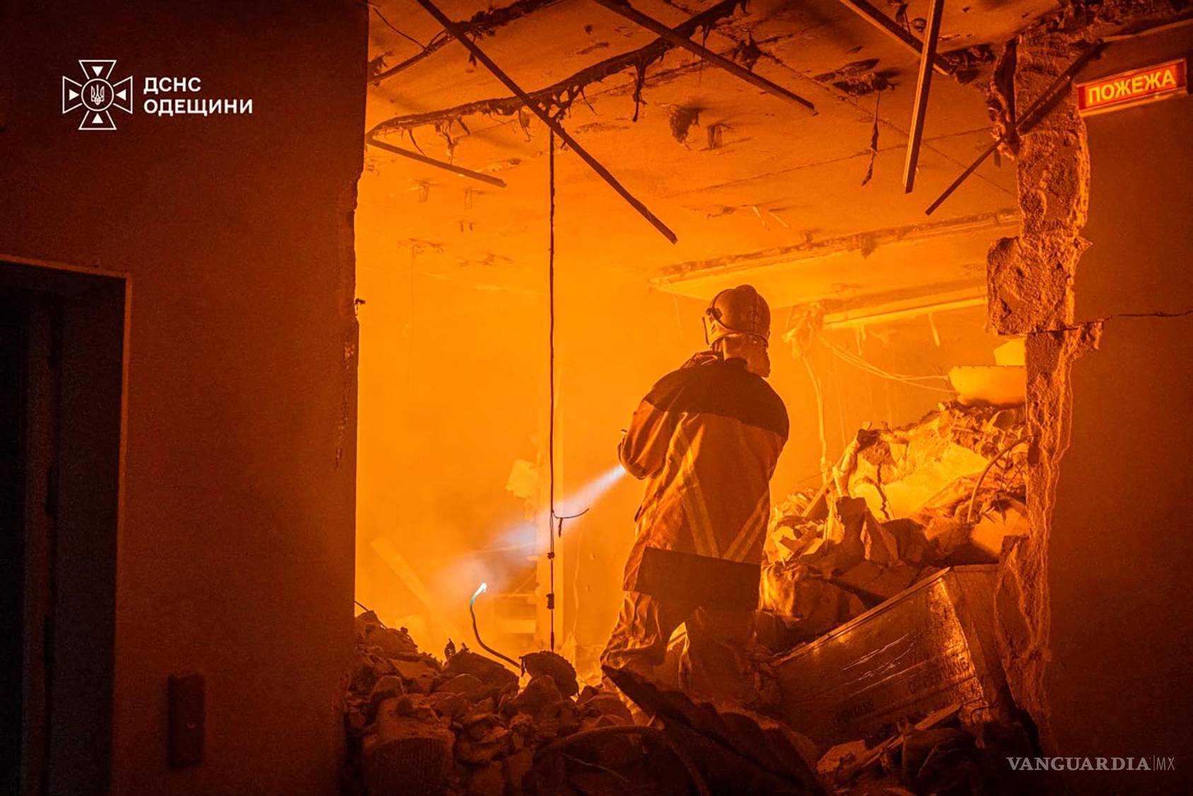 $!Personal de los servicios de emergencia trabaja para extinguir un incendio tras un ataque aéreo ruso en Odesa, Ucrania.