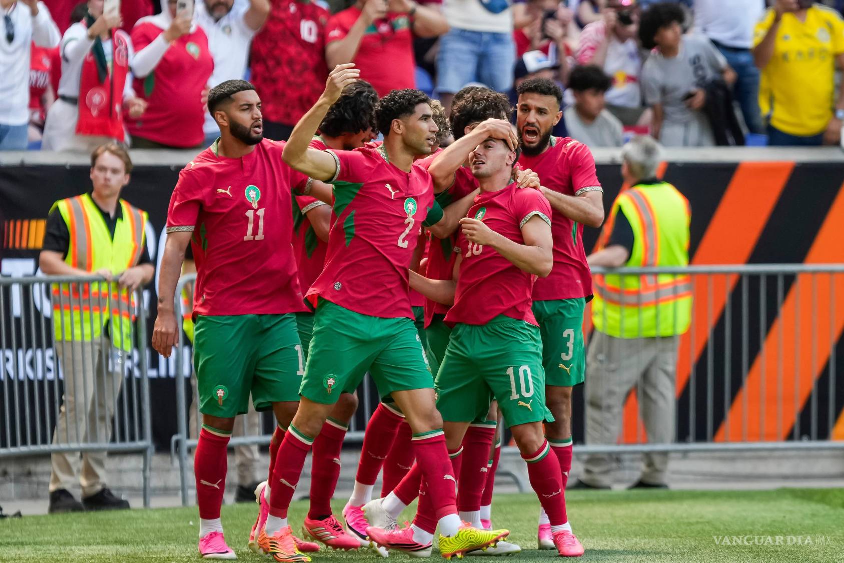 $!El equipo de Marruecos durante celebración de gol.