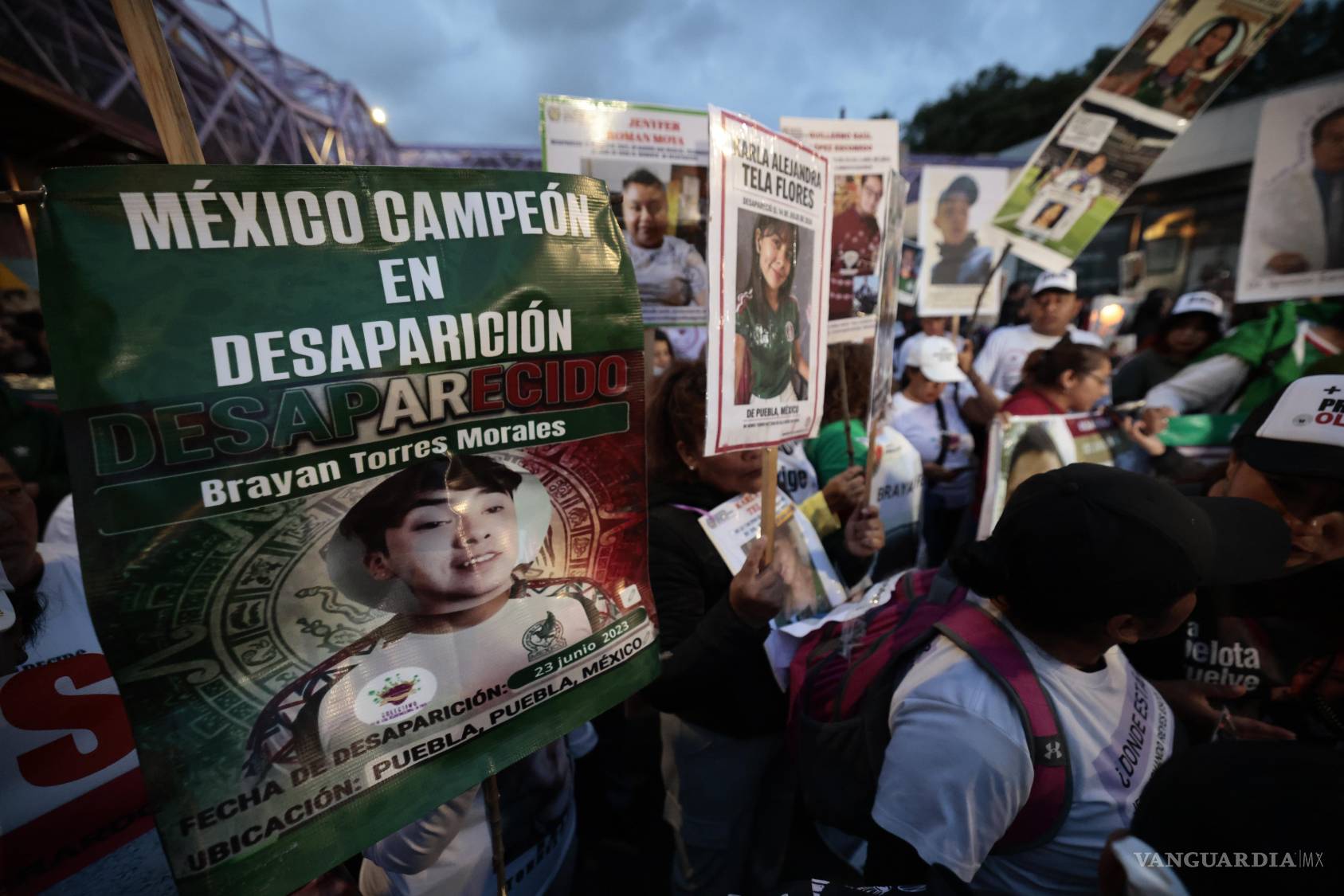 $!Miles de manifestantes fueron contenidos por la noche por un fuerte operativo policial cuando intentaban avanzar hacia el Estadio Ciudad de México (Estadio Azteca), donde en unas horas se celebrará la inauguración del Mundial 2026, en busca de visibilizar la situación que enfrenta el país con más de 133.000 personas desaparecidas.