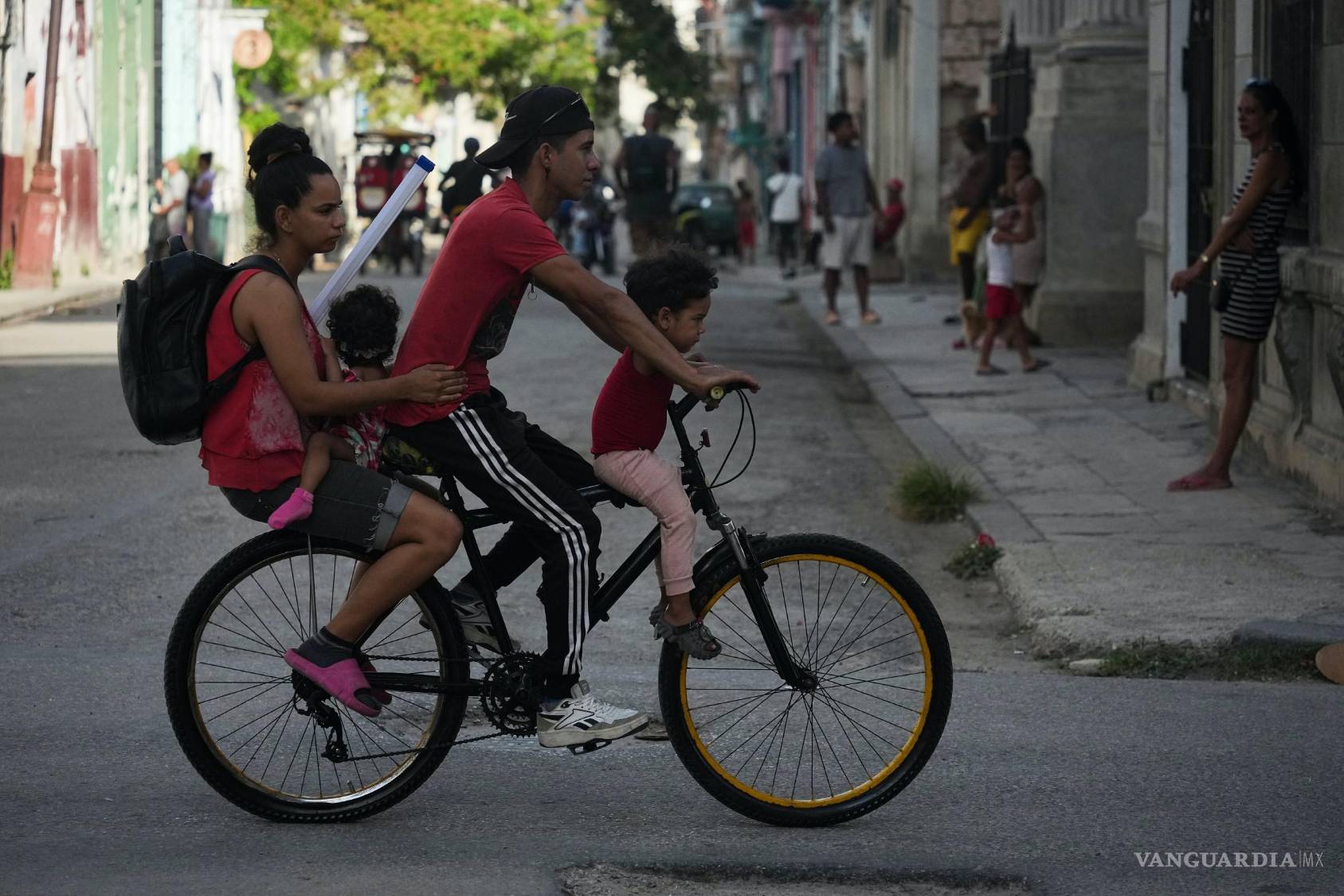 $!Residentes viajan en bicileta durante un apagón en La Habana, Cuba, el lunes 3 de agosto de 2026.