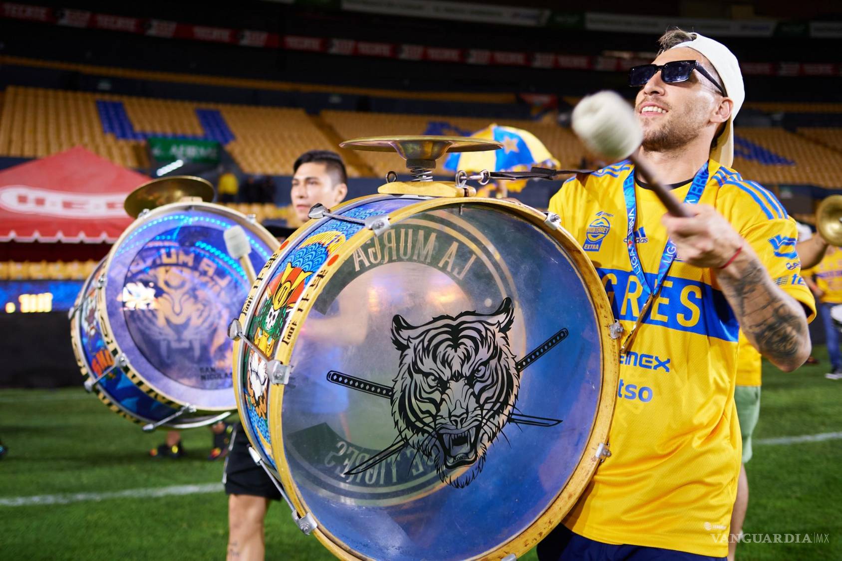 $!Fernando Gorriarán formó parte de la batucada de la porra felina.