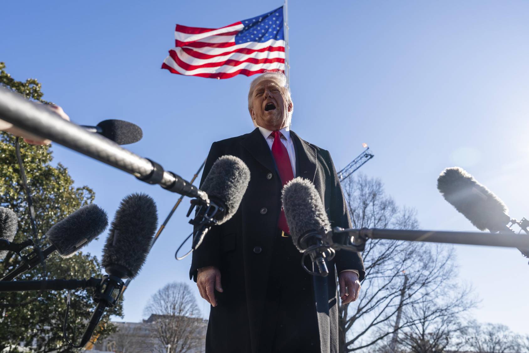 $!Tras amenazar con la destrucción de la civilización iraní, el mandatario utilizó una retórica cargada de referencias religiosas que, según analistas como Robert P. Jones, ha puesto su coalición de votantes en una “situación crítica”.