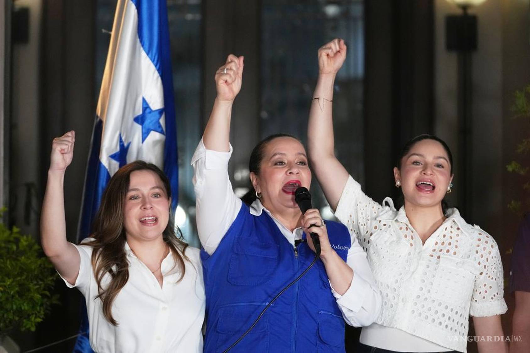 $!Ana García, al centro, esposa del expresidente de Honduras Juan Orlando Hernández, y sus hijas Daniela, izquierda, e Isabela levantan los puños en Tegucigalpa, Honduras, el viernes 28 de noviembre de 2025, después de que el presidente de Estados Unidos, Donald Trump, dijera que indultaría a Hernández. FOTO: AP / Moises Castillo