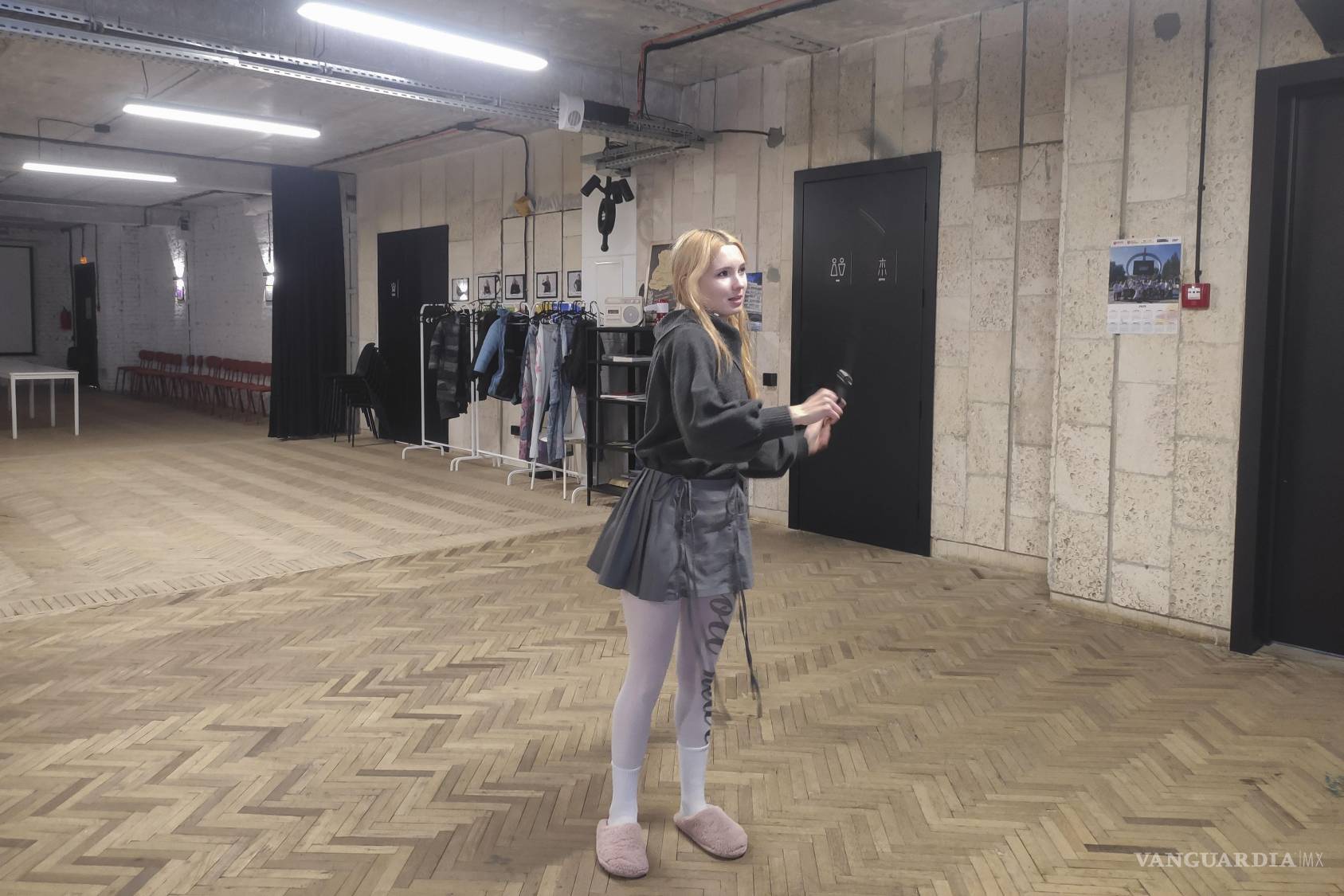 $!En la imagen, Daryna Martynenko, de 19 años, de la región ocupada de Lugansk, demuestra sus habilidades con el fuego en el centro cultural callejero Urban Camp.