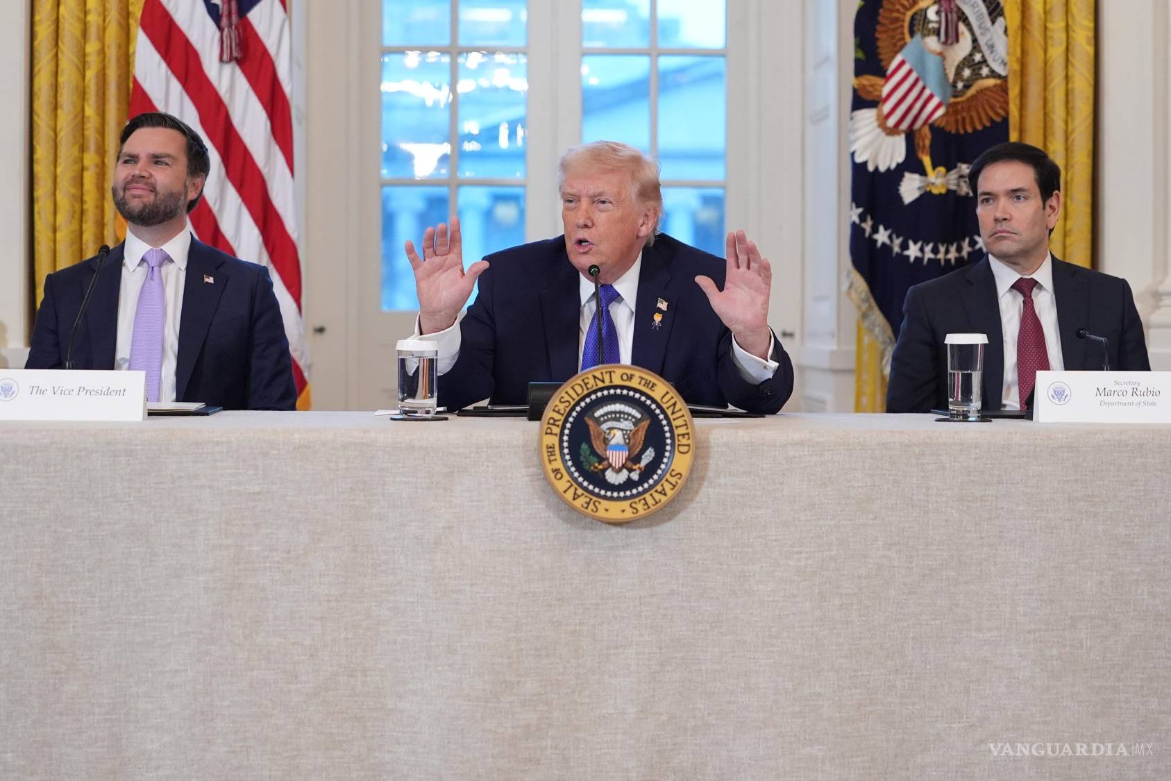 $!El presidente Donald Trump, habla durante una reunión con ejecutivos del sector petrolero en el Salón Este de la Casa Blanca, el 9 de enero de 2026, en Washington.