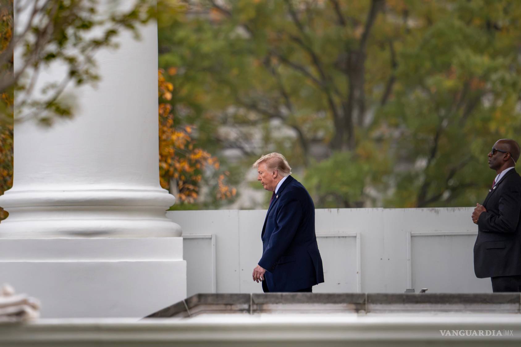 $![El presidente Donald Trump sale del pórtico norte de la Casa Blanca en Washington, el miércoles de octubre]