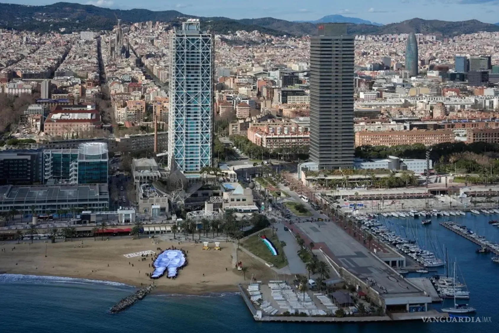 $!Vista aérea del tributo realizadopor La organización en Barcelona para recordar a Hind Rajab a dos años de su fallecimiento tras un ataque israelí.