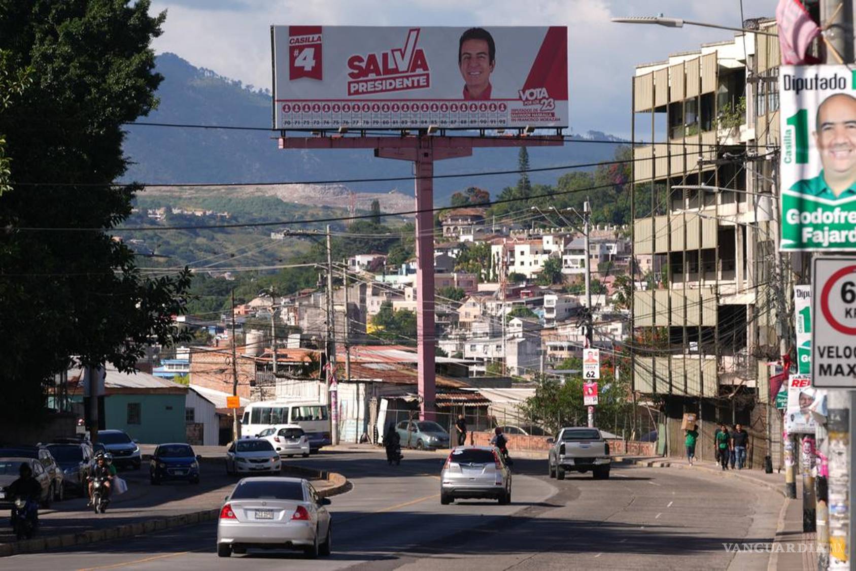 $!Una valla publicitaria que promueve al candidato presidencial Salvador Nasralla del Partido Liberal se alza en Tegucigalpa, Honduras, el jueves 27 de noviembre de 2025, antes de las elecciones generales. Foto AP/Moises Castillo