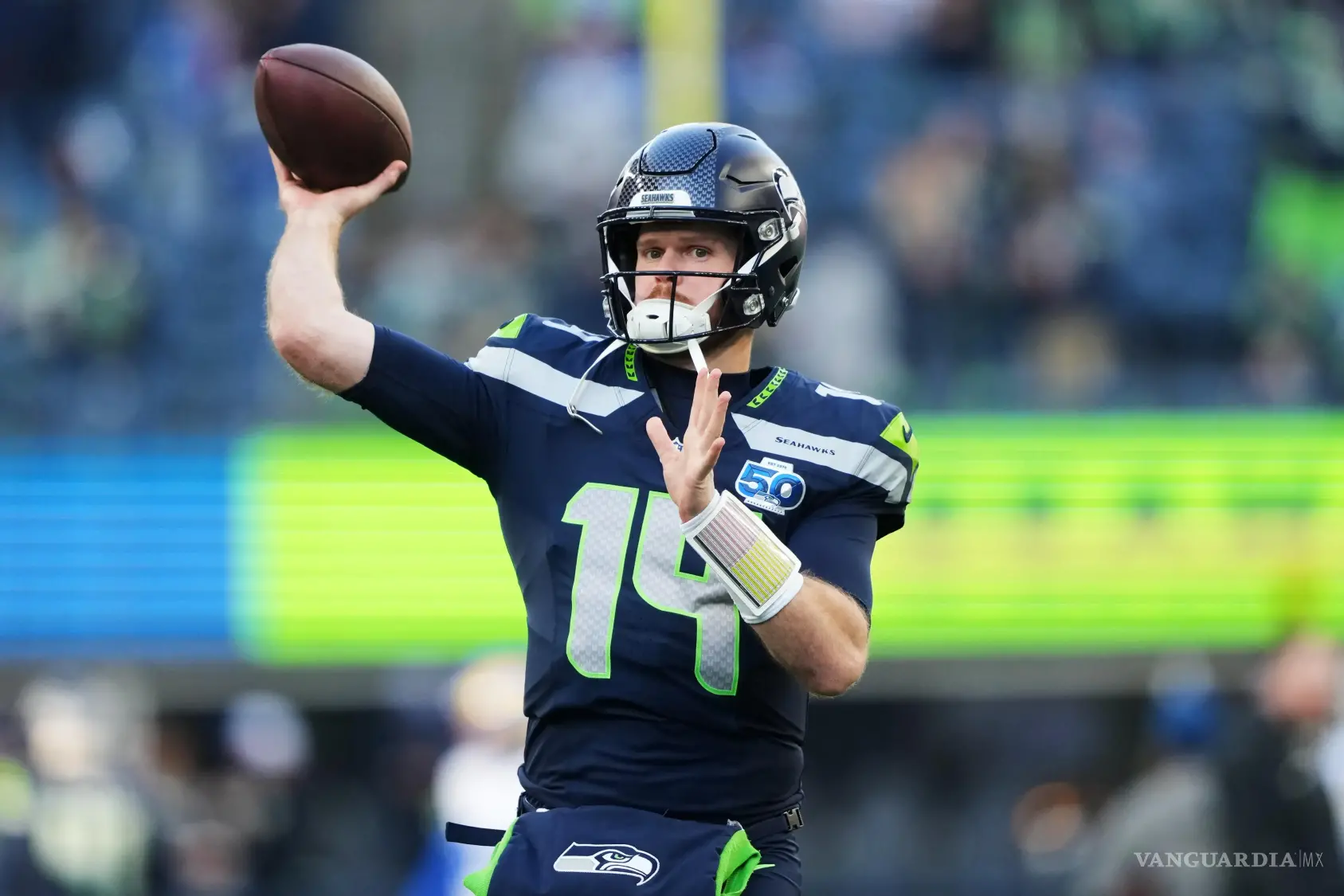 $!Sam Darnold, mariscal de campo de los Seahawks de Seattle, atraviesa el mejor momento de su temporada y buscará confirmar en el Super Bowl LX que su ofensiva puede imponerse incluso ante defensivas físicas y disciplinadas.