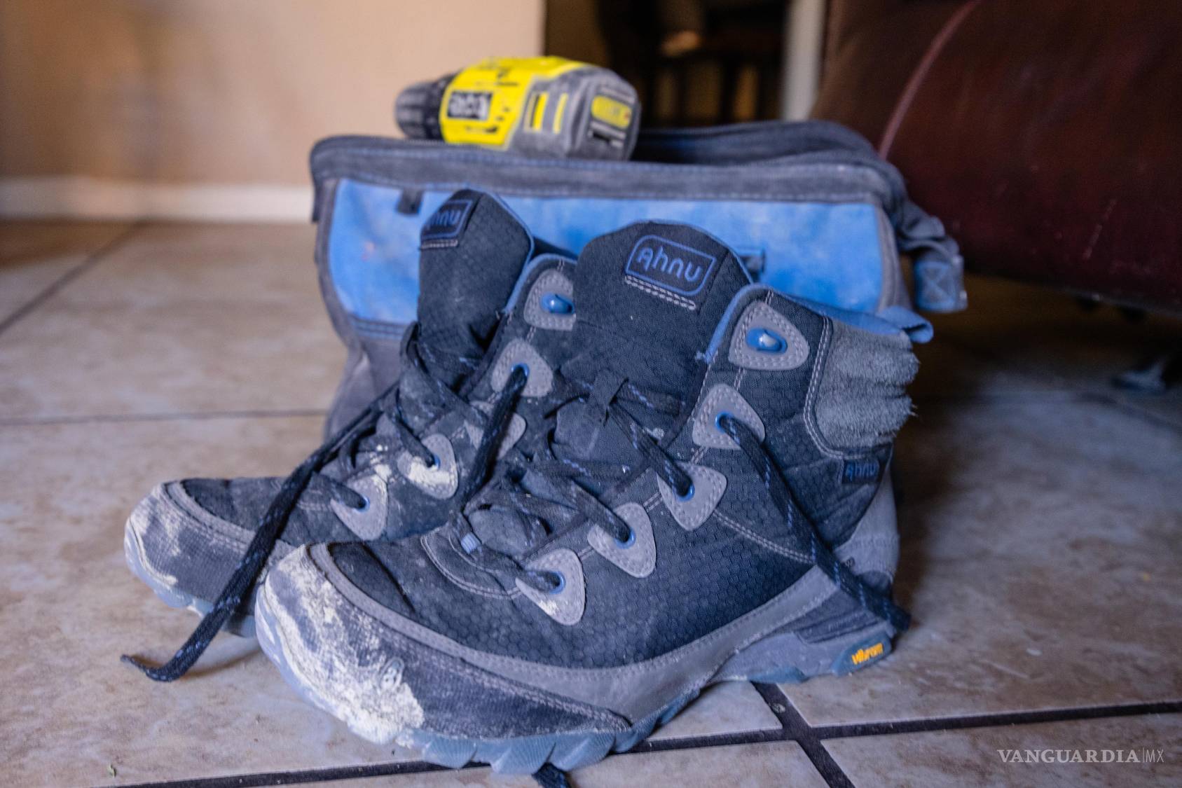 $!Las botas de trabajo y las herramientas de Ramón Barraza en el apartamento que compartía con su novia en Phoenix, Arizona, el 3 de marzo del 2026.
