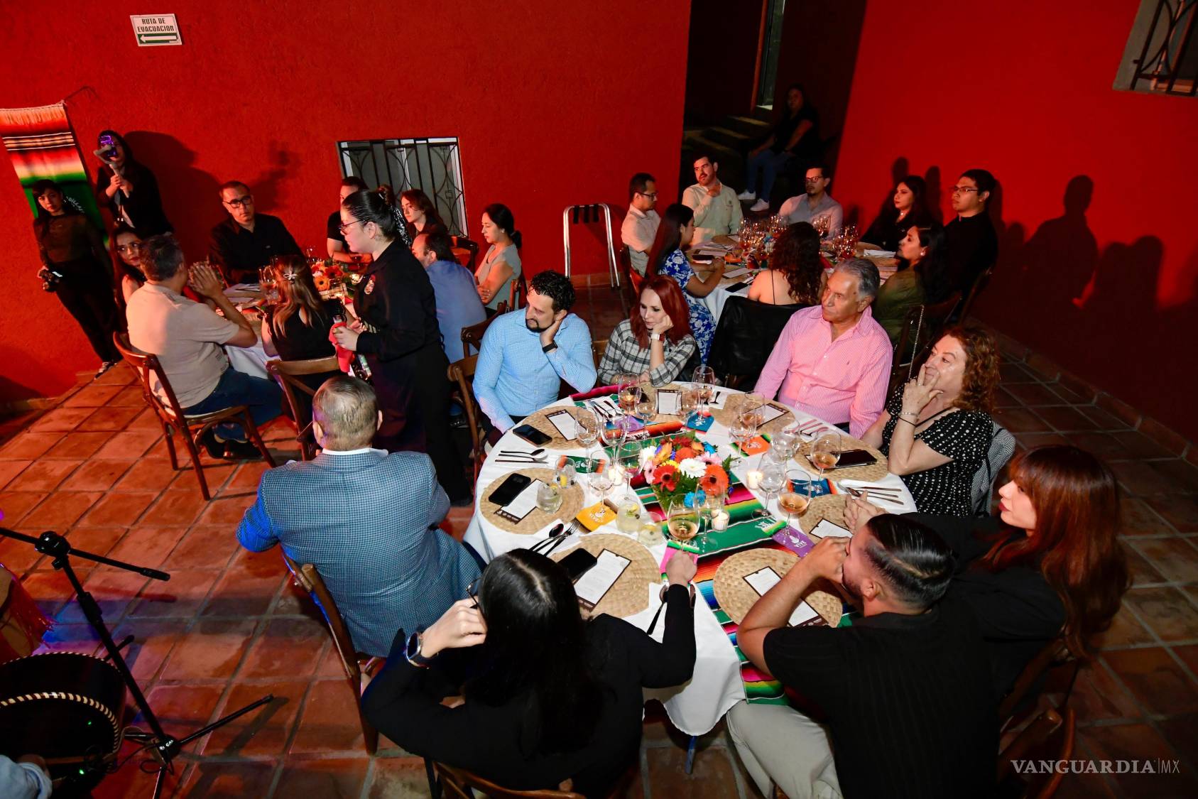 $!Enchiladas saraperas rellenas de cabrito y adobo de chocolate Oso rindieron homenaje a la cocina tradicional de la ciudad.