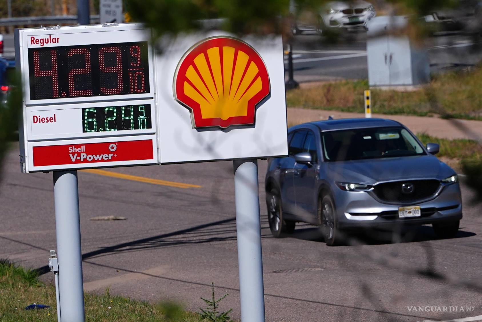 $!Un automovilista pasa junto a un letrero que indica los precios de gasolina regular sin plomo y diésel en una estación de servicio Shell en Evergreen, Colorado.