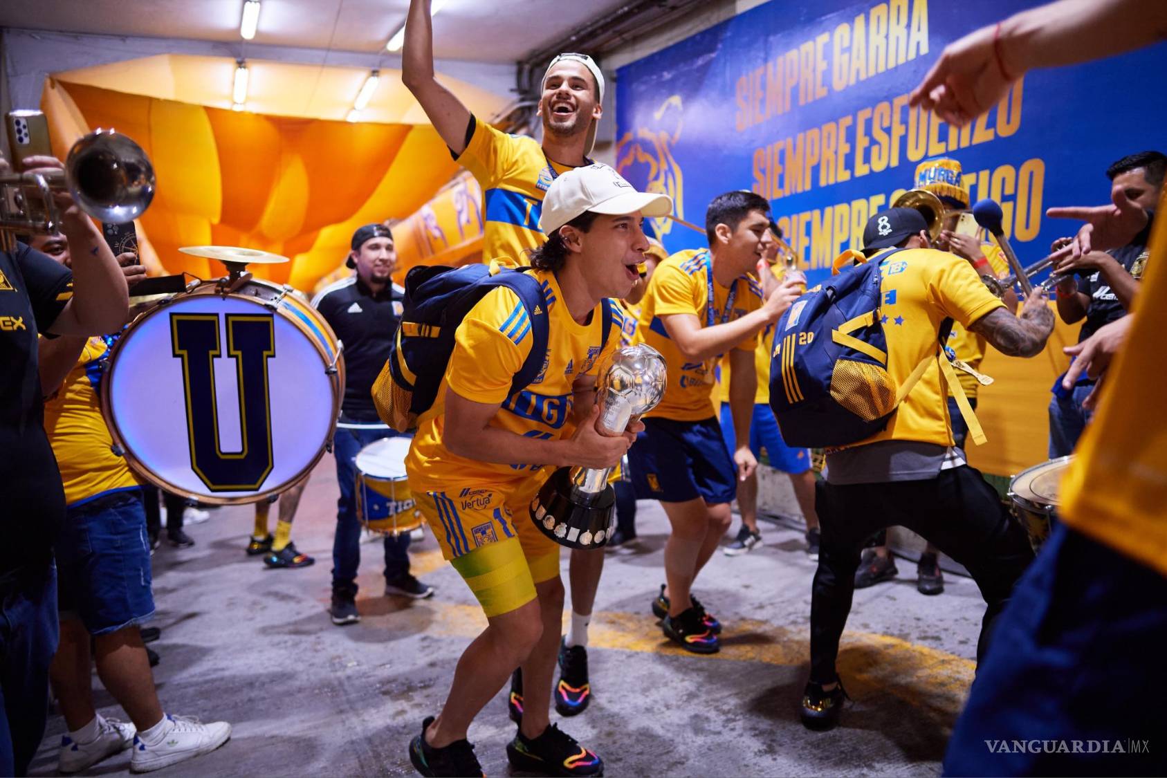 $!Los Diegos, Lainez y Reyes, se juntaron con la porra en los pasillos del Estadio.