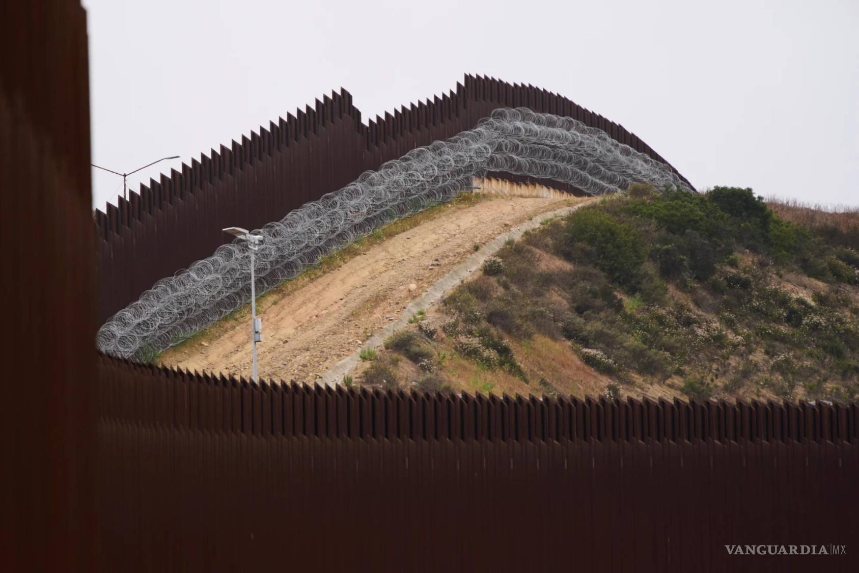 $!Muro fronterizo que separa Tijiana, Baja California, de Estados Unidos que está revestido con alambre de concertina.