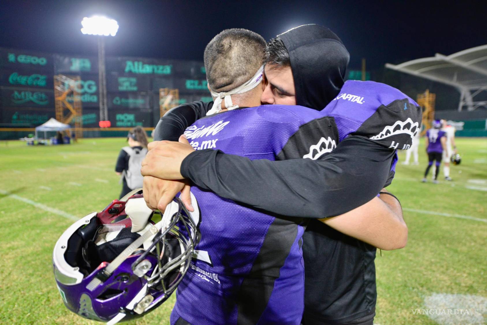 $!Los jugadores se abrazan al finalizar el encuentro.