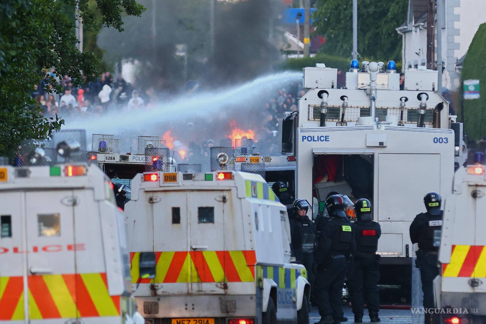 $!La policía de Belfast utiliza cañones de agua para dispersar a los manifestantes. La violencia ha estallado en la ciudad, con incendios y enfrentamientos entre manifestantes y la policía.