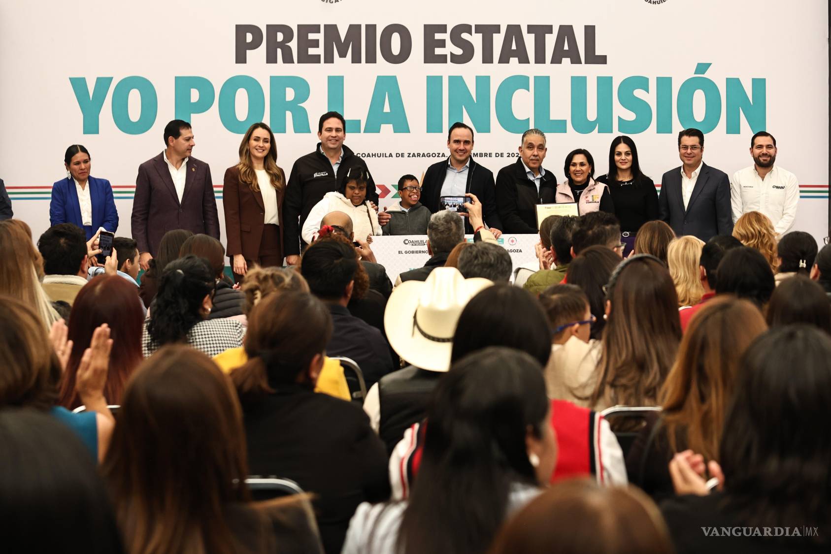 $!Juan Díaz fue reconocido con mención honorífica por su propuesta de crear una cooperativa que brinde empleo a jóvenes mayores de edad con discapacidad en Monclova.