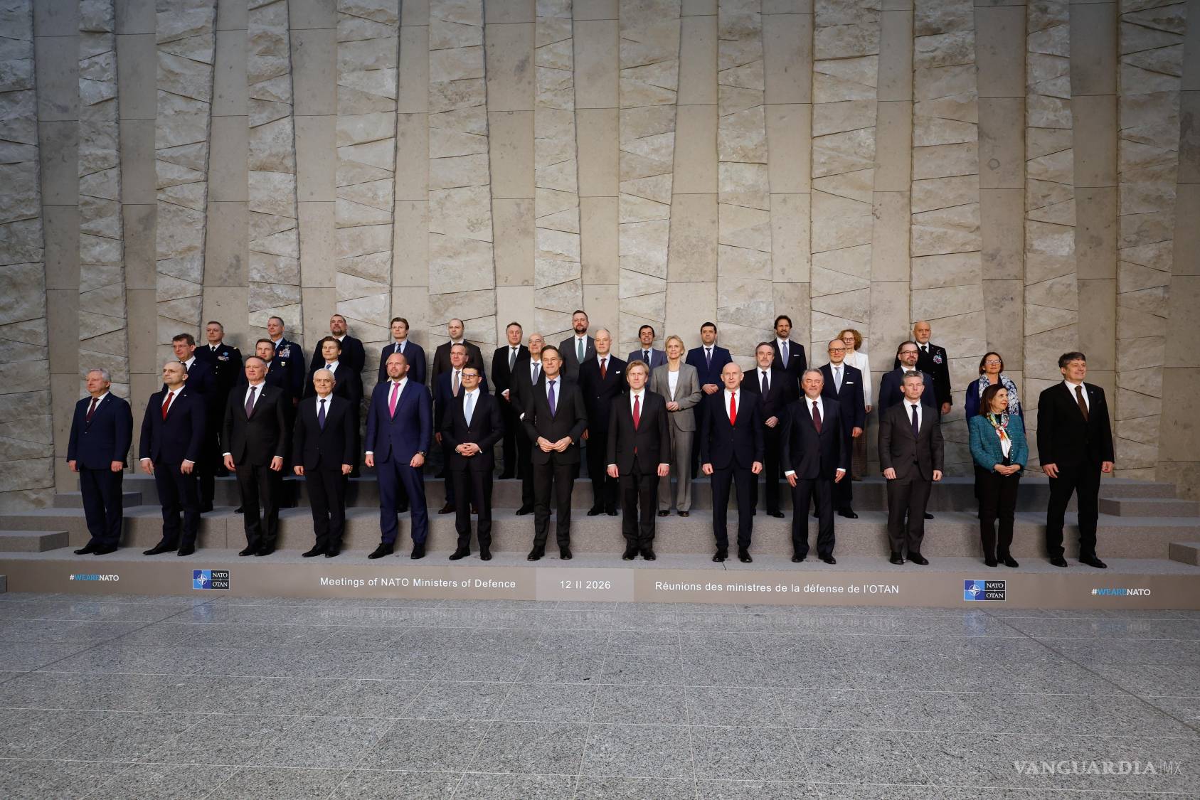$!Los ministros posan para una foto grupal durante una reunión de ministros de defensa de la OTAN en la sede de la OTAN en Bruselas.