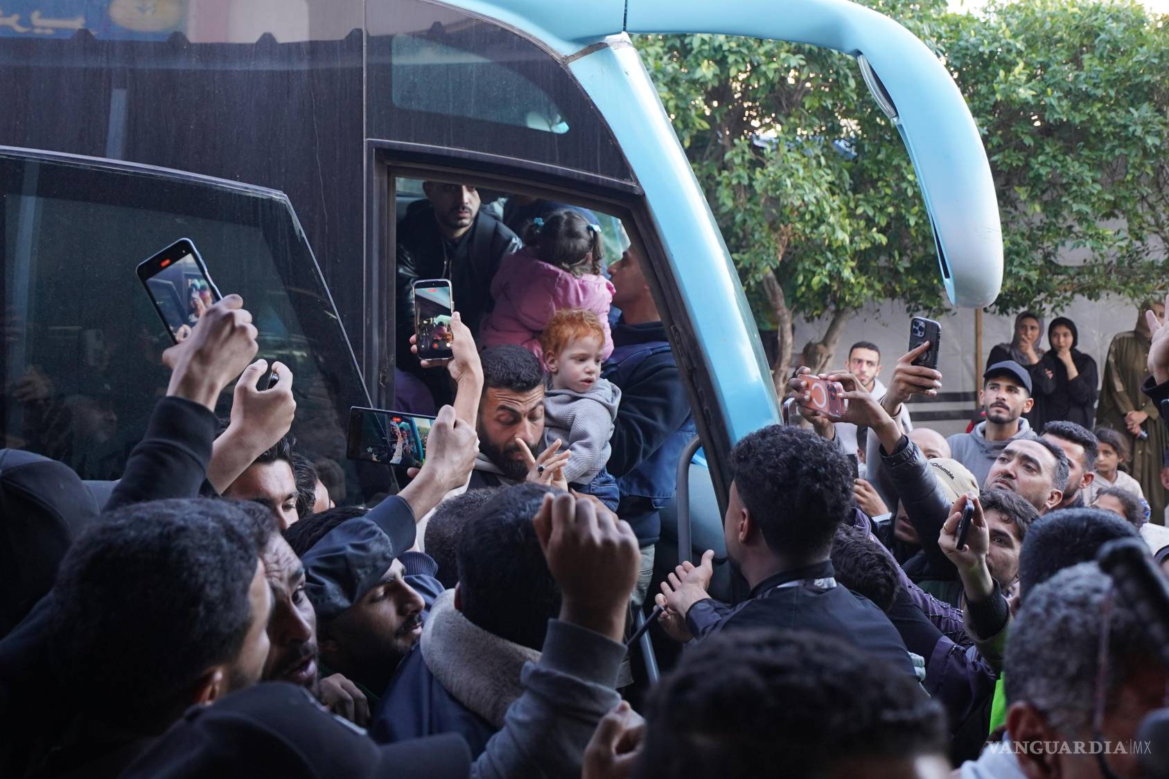 $!Un grupo de niños pequeños regresa a Gaza más de dos años después de haber sido evacuados prematuramente para recibir tratamiento médico en Egipto.