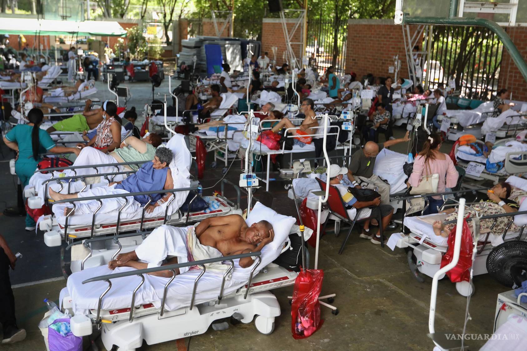 $!Pacientes de una clínica evacuada debido a los daños causados por un terremoto, decansan en un albergue habilitado en el gimnasio de una escuela cercana, en Cali