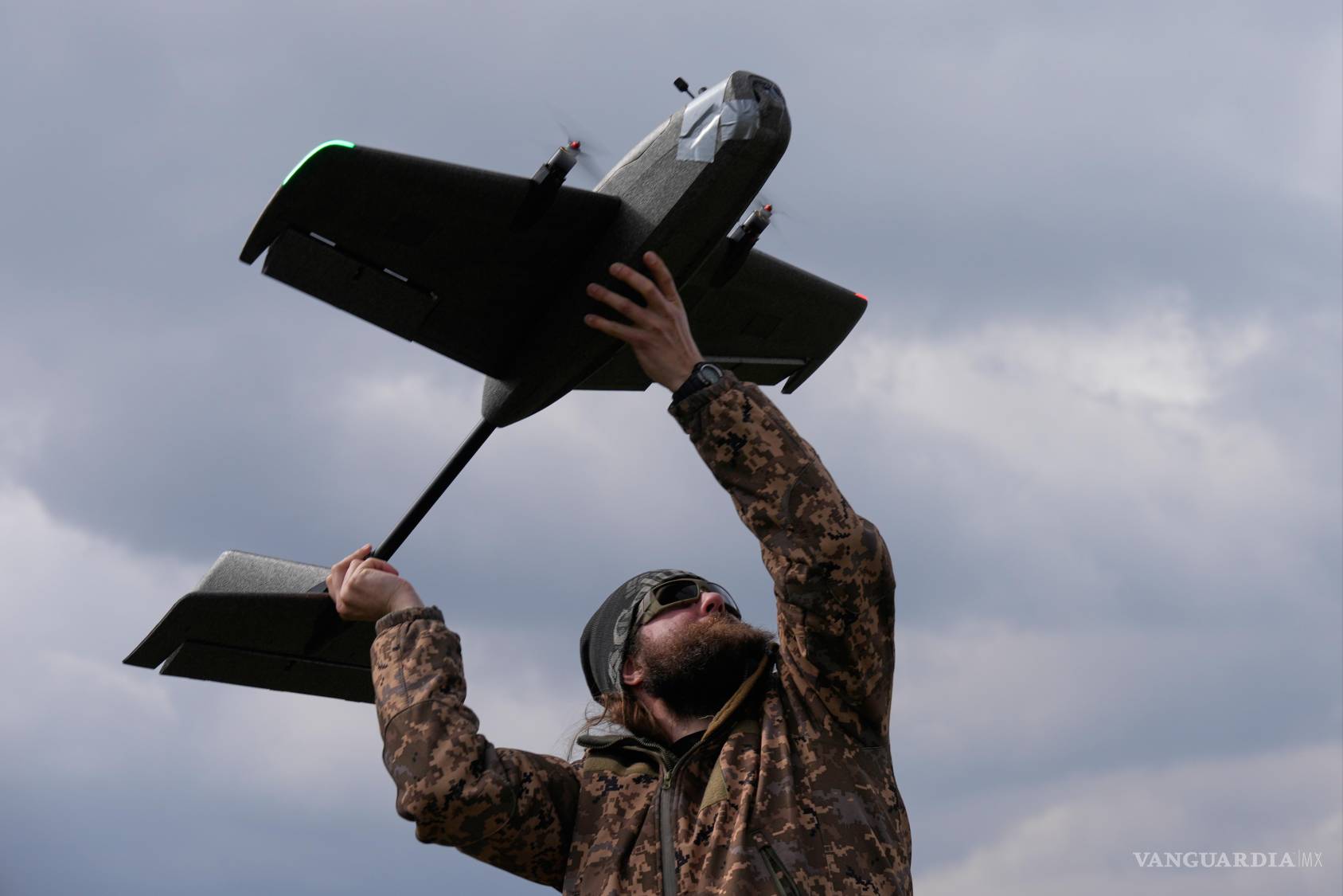 $!Un operador de drones ucraniano se prepara para lanzar un sistema aéreo no tripulado, una pieza clave en la estrategia de Kiev para atacar la logística rusa.