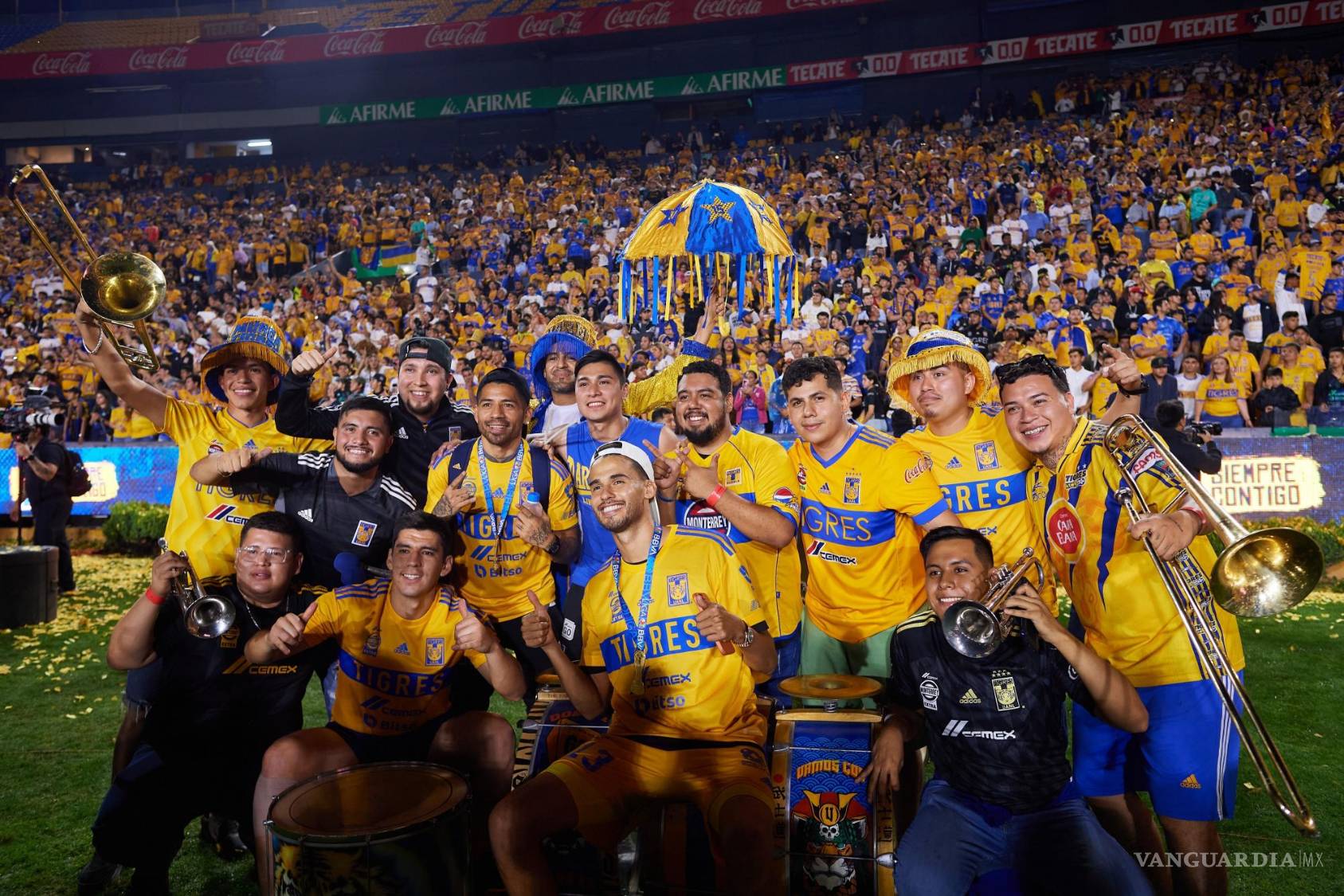 $!Jesús Angulo, Diego Reyes y Javier Aquino se tomaron la foto con parte de los “Libres y Lokos”.