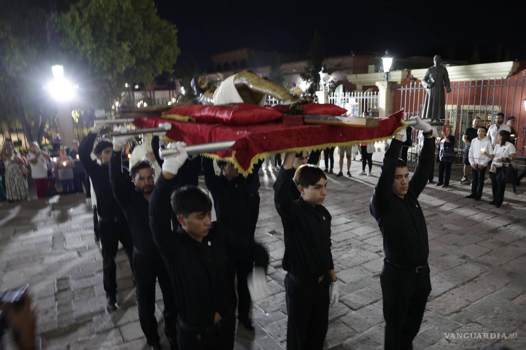 $!Saltillo: Regresa el Santo Cristo a su capilla ante fieles