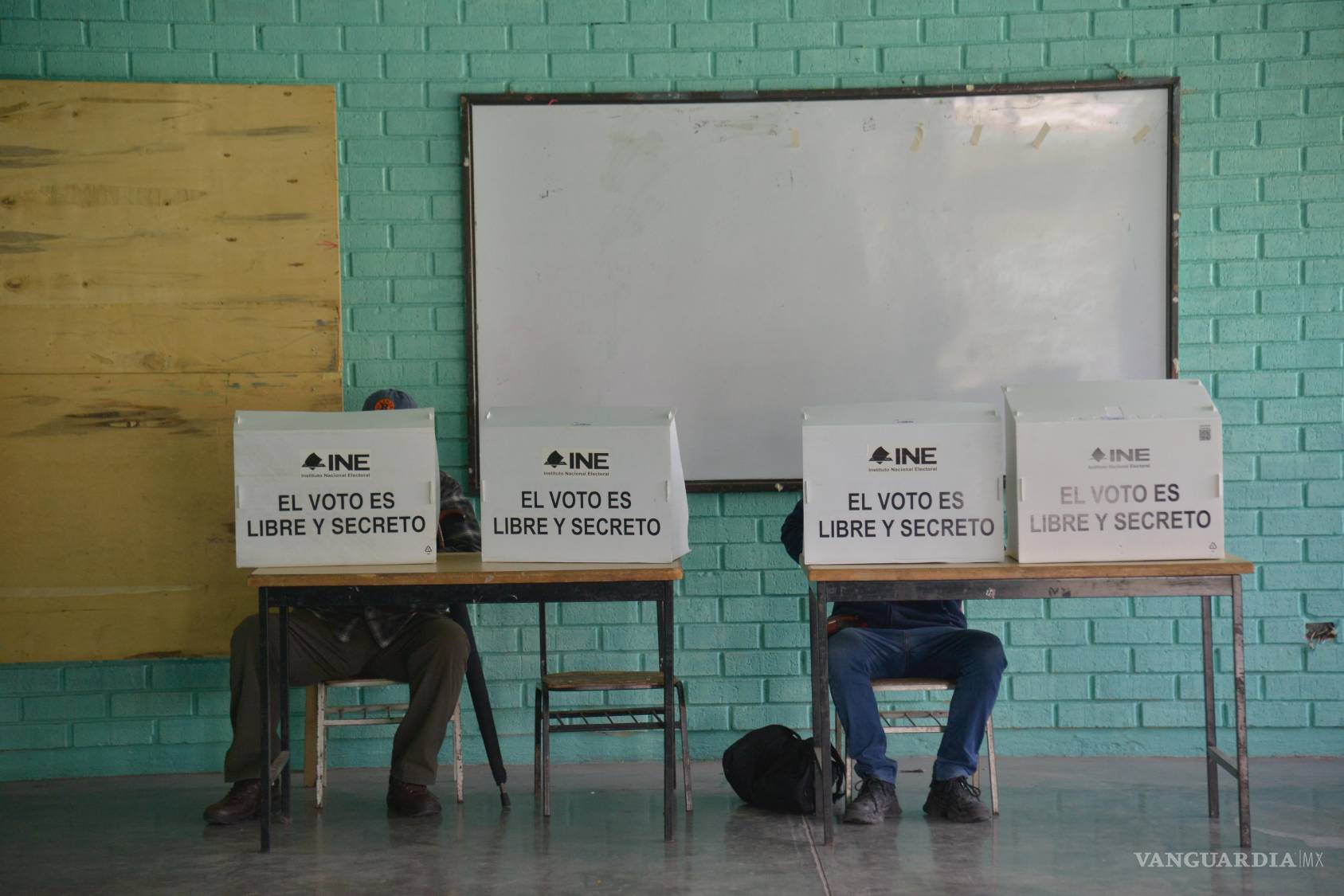 $!Mario Mendoza fue uno de los primeros votantes; acudió con información previa sobre los perfiles judiciales.