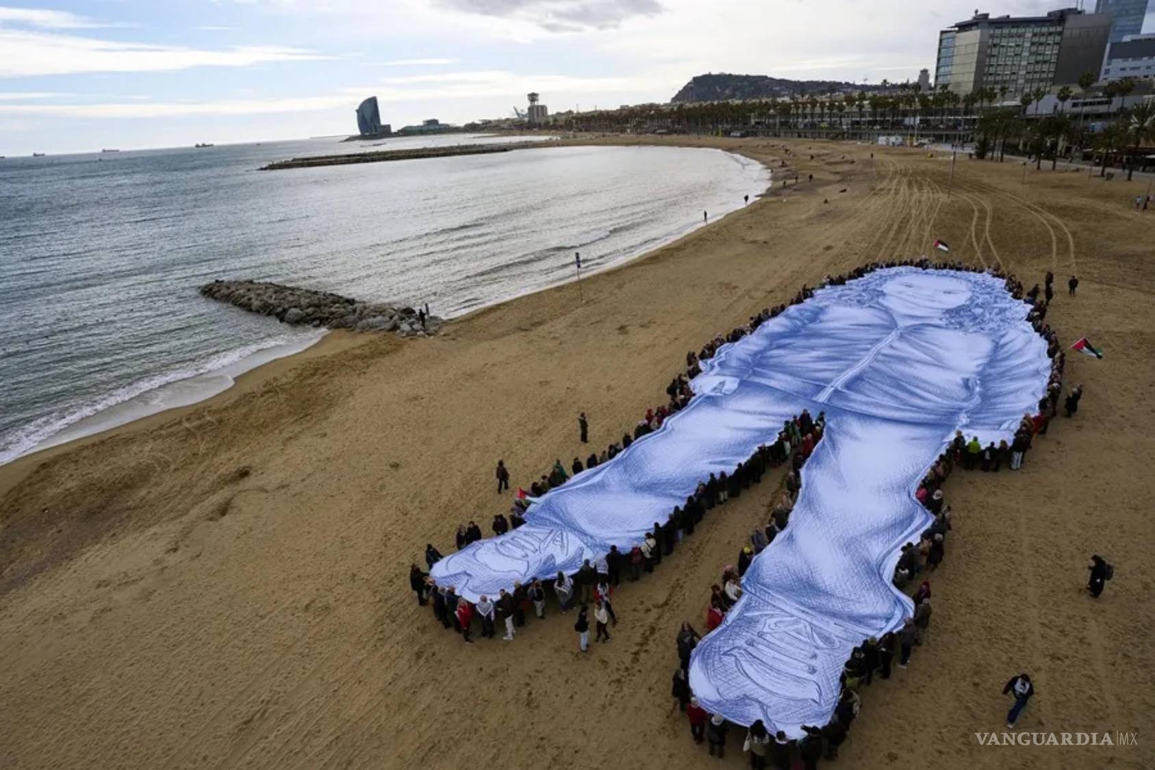 $!La organización Avaaz hizo un homenajr en la playa de Barcelona para recordar a Hind Rajab, una niña palestina que murió bajo fuego israelí junto a seis familiares.