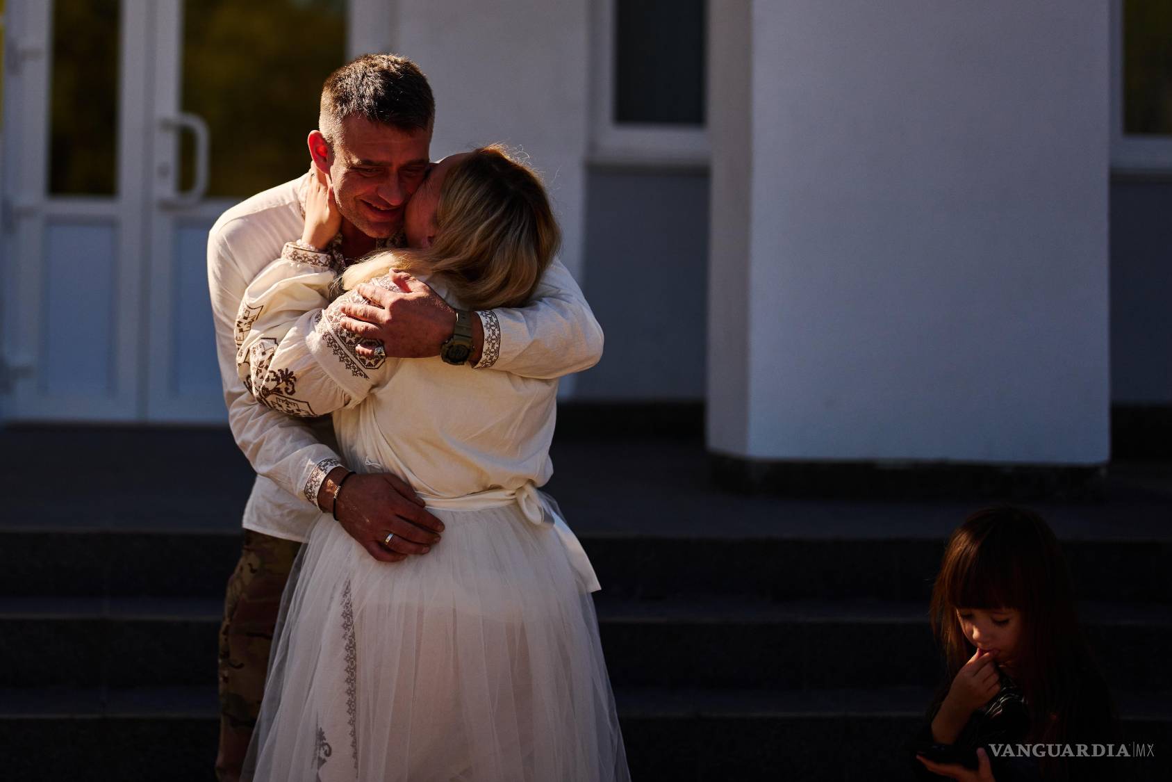 $!Liudmyla Ryzhak besa a su prometido, Leonid Ryzhak, antes de su ceremonia de boda, tras un ataque ruso con misiles y drones en Kiev, Ucrania.