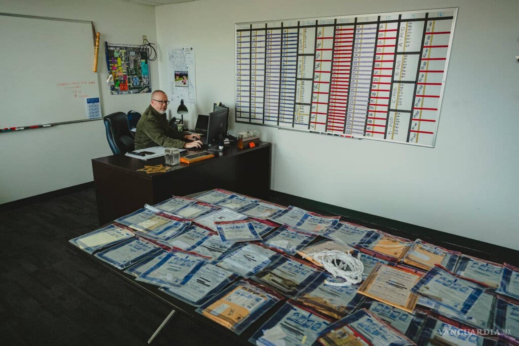 $!Justin Wilks, investigador jefe de la cárcel, con decenas de trozos de papel sospechoso recogidos por su equipo.