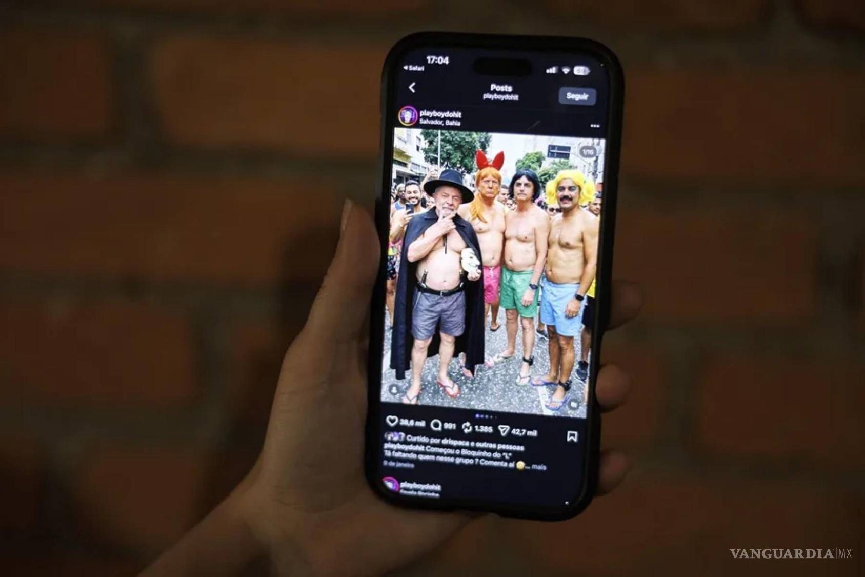$!Una persona sostiene un teléfono que muestra una imagen generada por inteligencia artificial con mandatarios políticos internacionales.