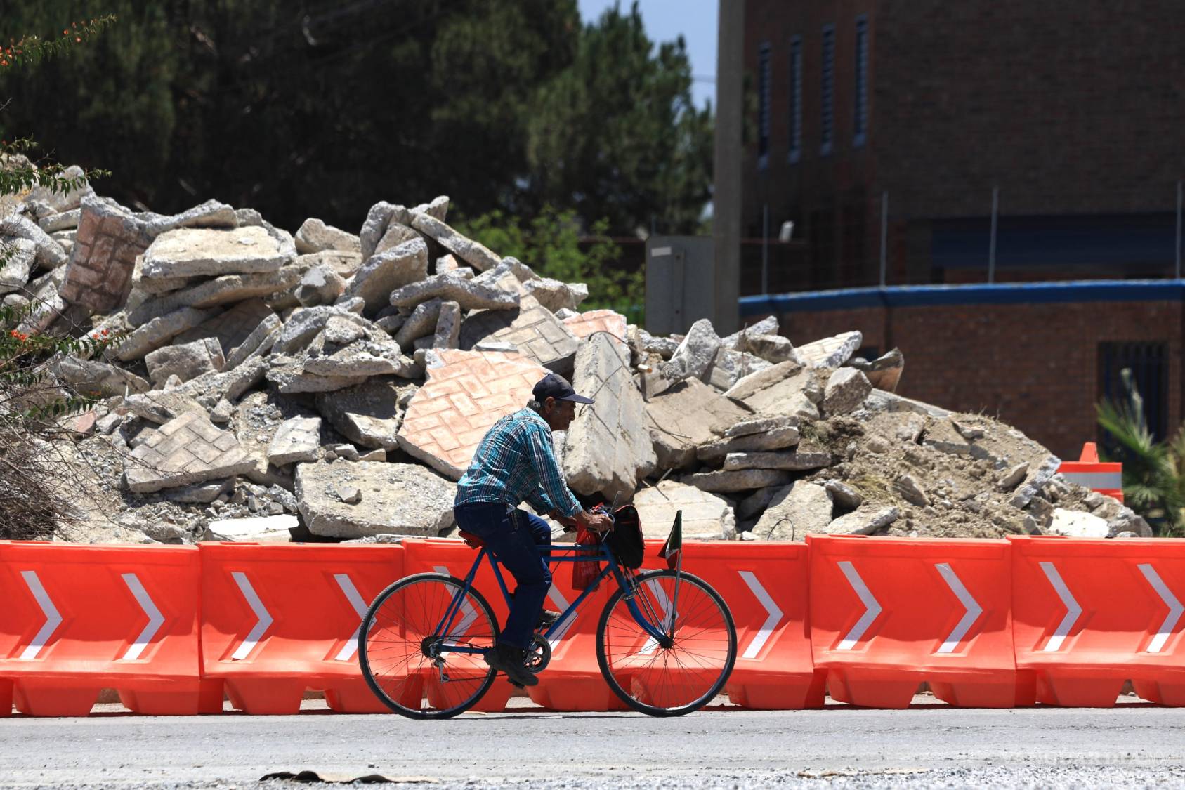 $!La estatua de Don Vito Alessio Robles fue retirada del bulevar Nazario Ortiz Garza para su reubicación a pocos metros de su sitio original.