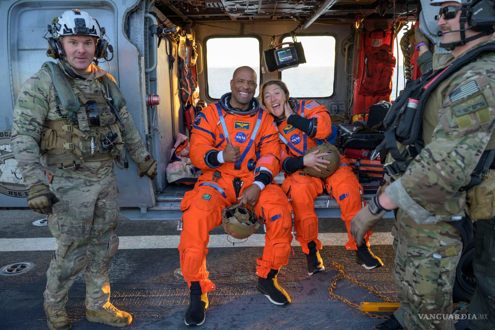 $!Los astronautas Victor Glover y Christina Koch de la misión Artemis II en un helicóptero MH-60 Seahawk en la cubierta de vuelo del USS John P. Murtha.