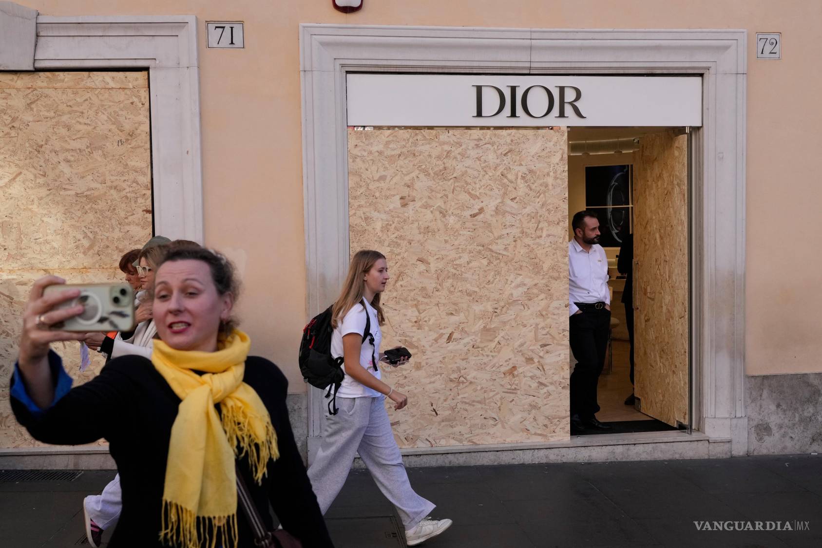 $!En Roma, el sábado 24 de octubre de 2026, los escaparates aparecen tapiados ante una protesta contra el aumento del costo de la vida y el deterioro de los servicios públicos; se trata de una de las diversas manifestaciones organizadas en toda Italia por grupos de todo el espectro político.