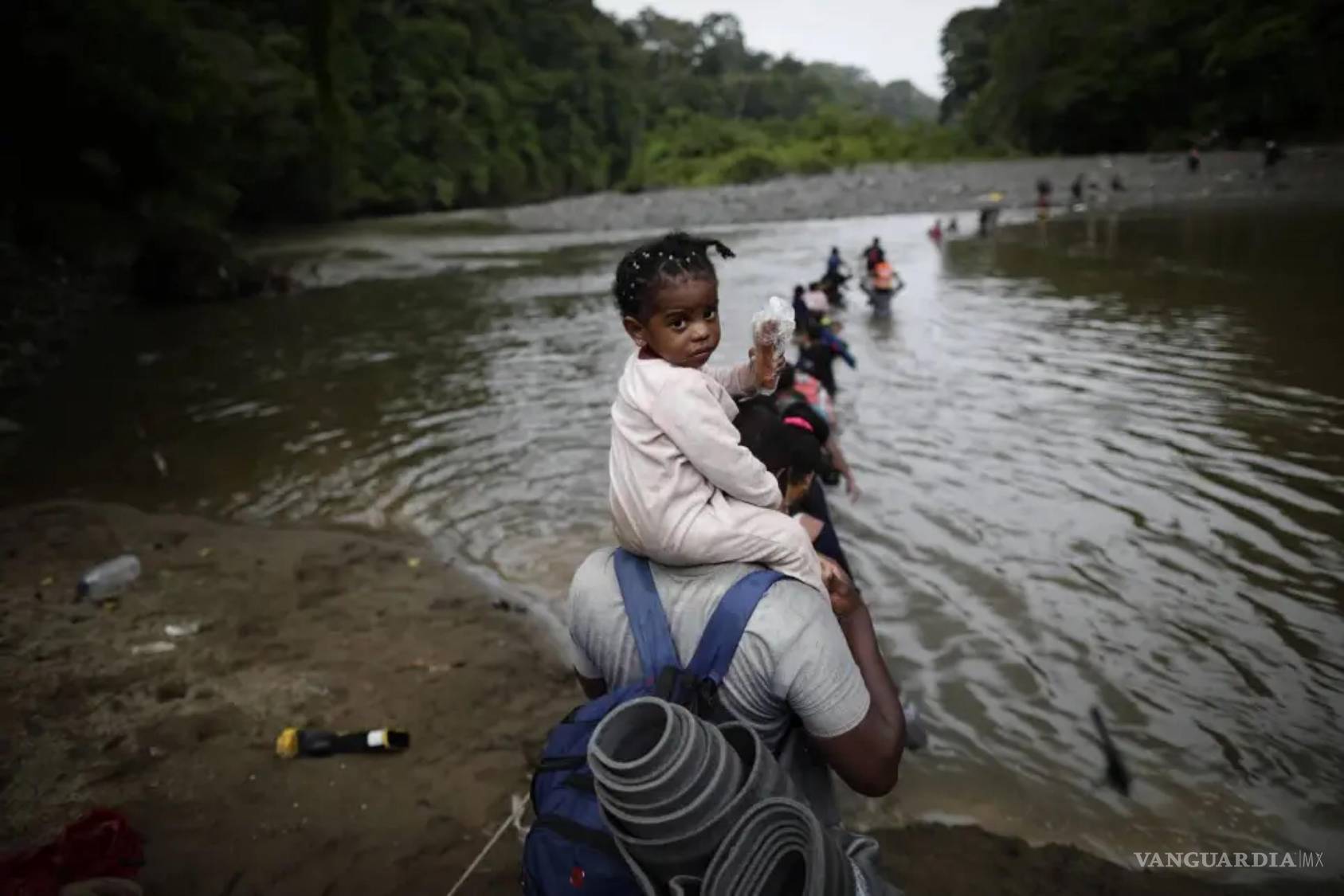 $!Migrantes cruzan el río Turquesa, el 14 de septiembre de 2023 en Darién, Panamá.