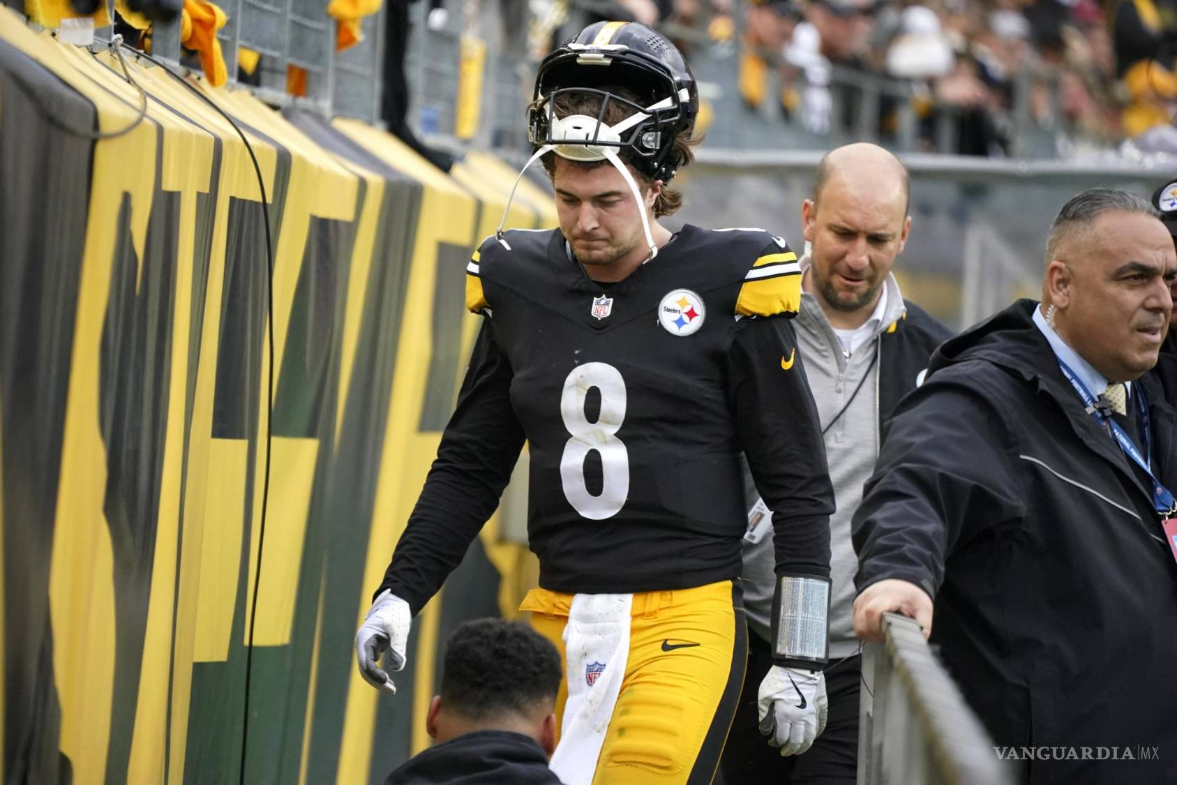 $!Kenny Pickett dejó el duelo ante los Cardinals por lesión, mismo que terminó con derrota para los Steelers.