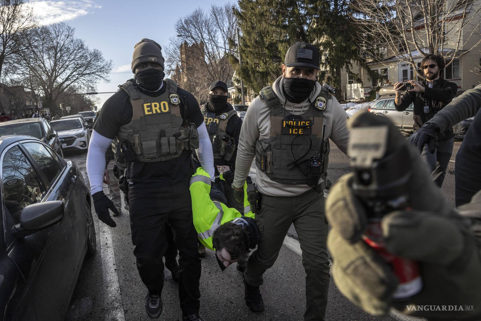 $!Agentes federales arrestan a un manifestante durante un operativo migratorio en un barrio de Minneapoli.