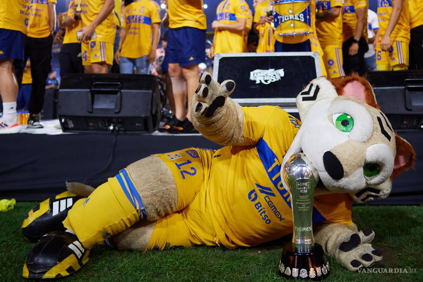 $!El Tigre Peluche también posó con el trofeo de campeón.