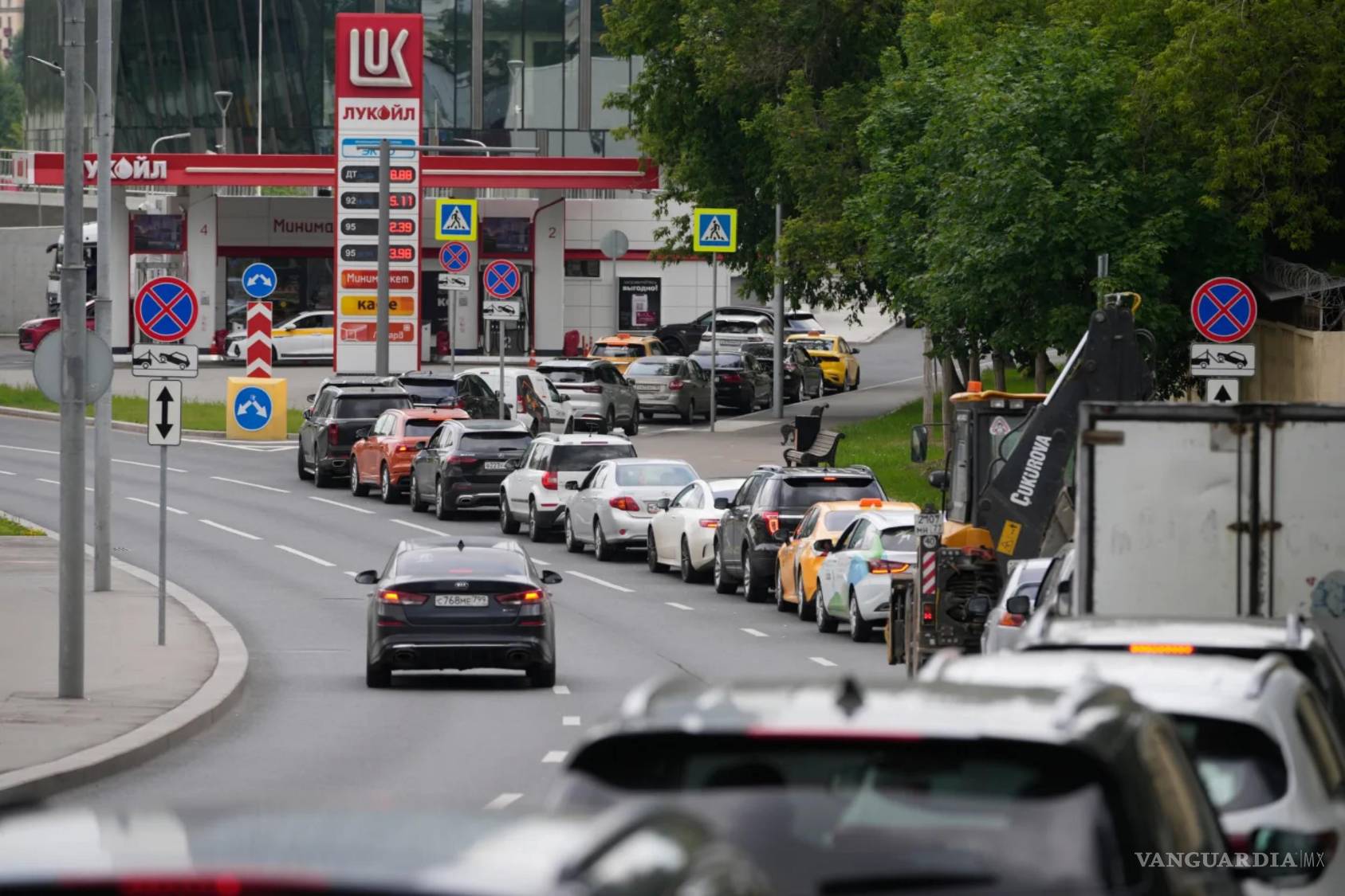 $!Automóviles hacen fila en una estación de servicio Lukoil en Moscú, el lunes 29 de junio de 2026.