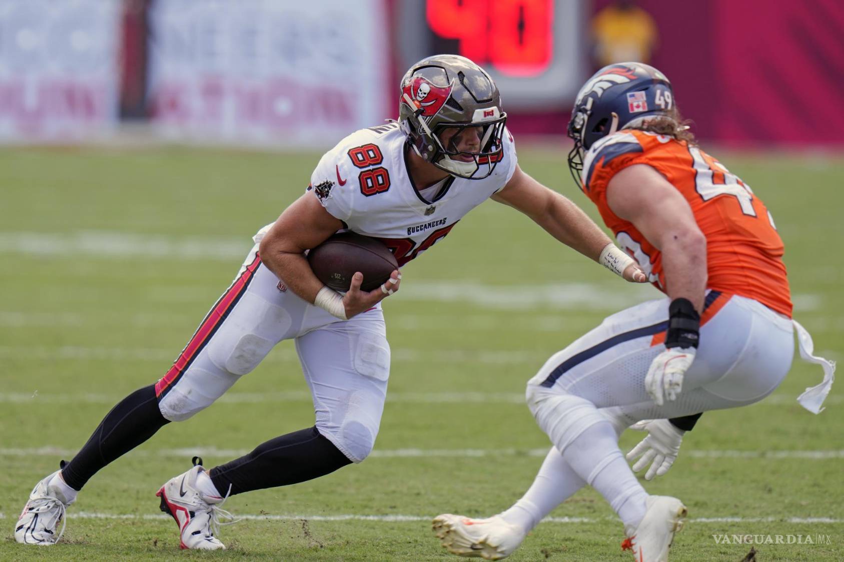 $!Cade Otton se perfila como un TE confiable en Tampa Bay, beneficiándose del enfoque defensivo en otros receptores.